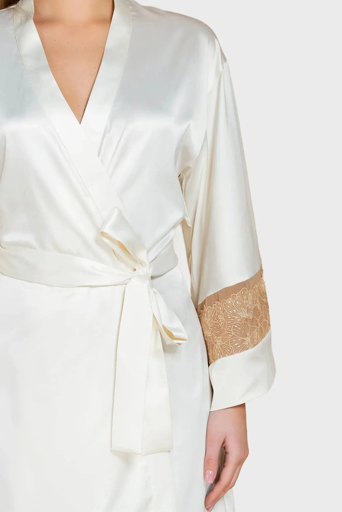 Жіночий білий пеньюар 2