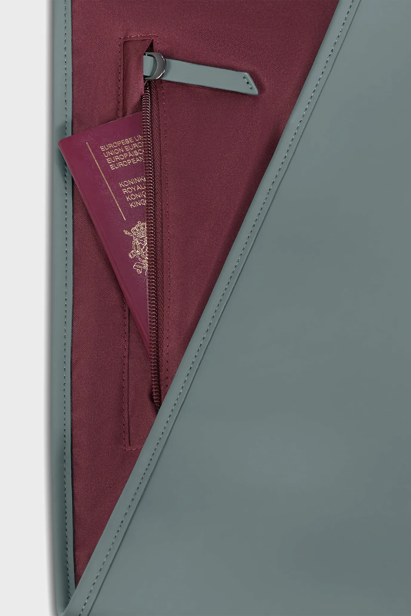 Серый чехол для одежды LOST IN BERLIN CEMENT STORM 6