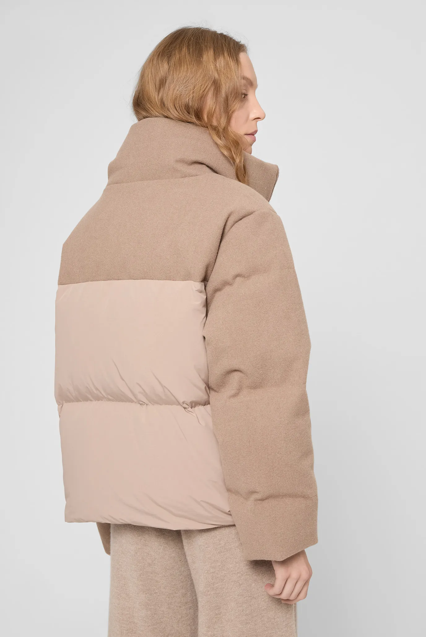 Женский бежевый пуховик 4