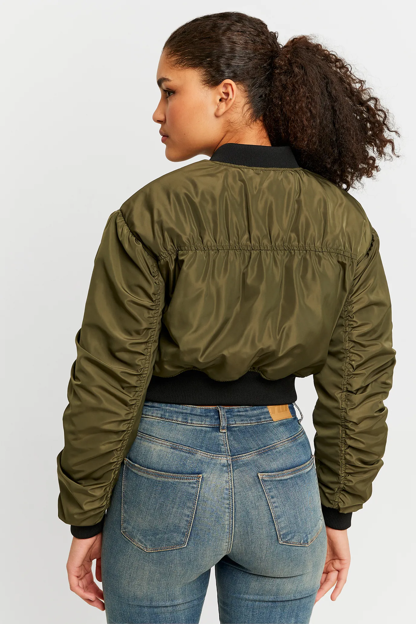 Женский оливковый бомбер 2