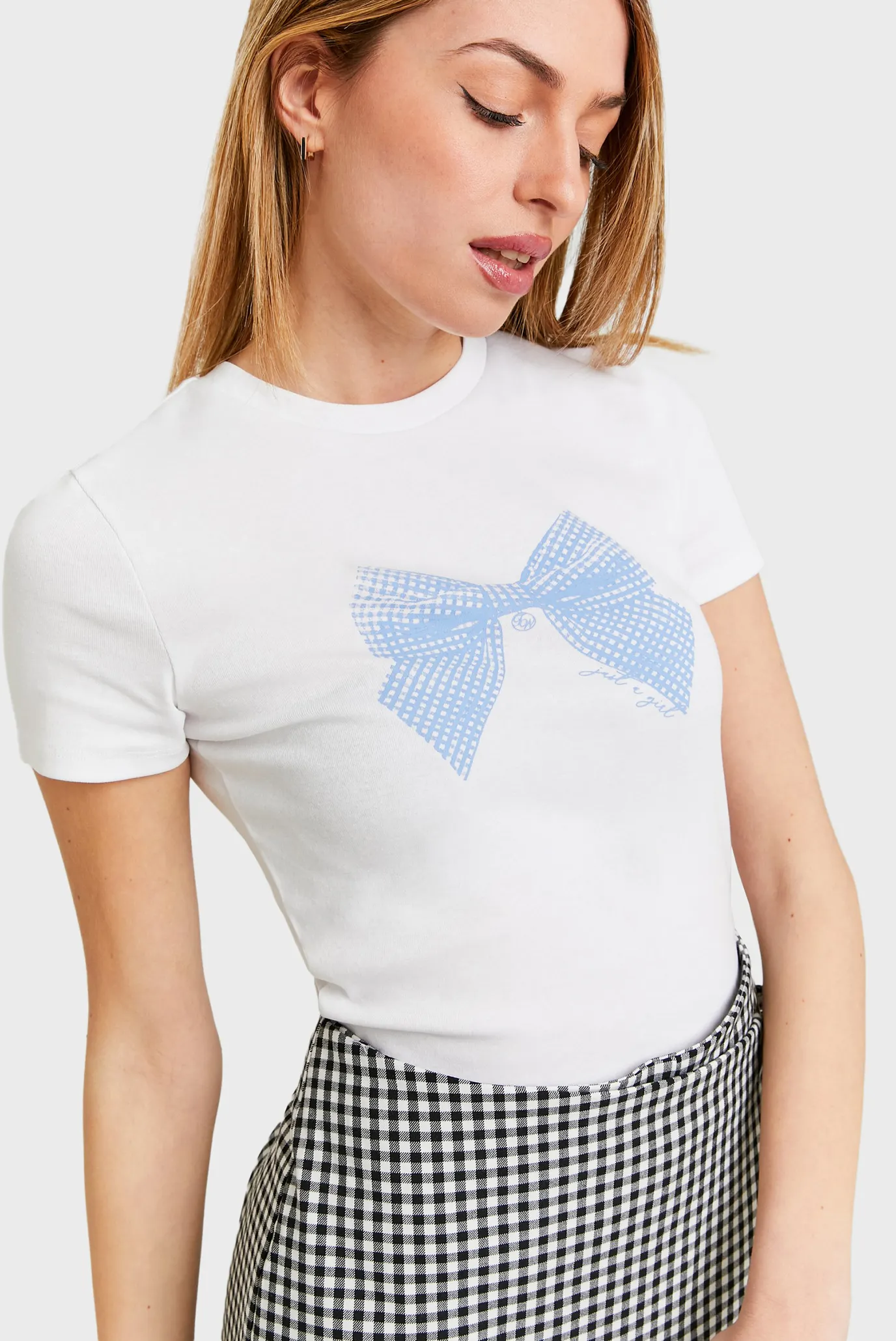 Женская белая футболка 2