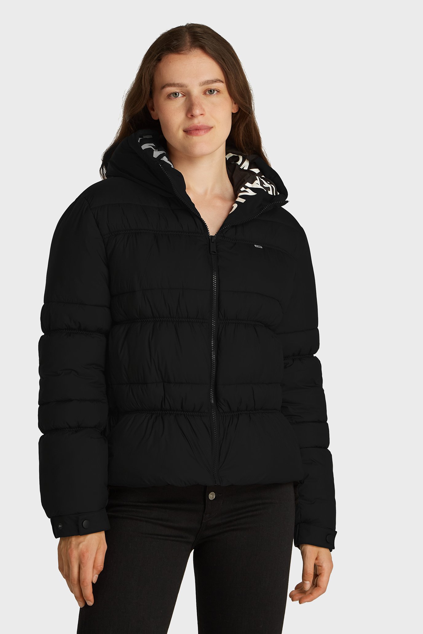 Женская черная куртка TJW QUILT ROUCH TAPE JACKET Черный XS Tommy Jeans DW0DW20389 Женская черная куртка TJW QUILT ROUCH TAPE JACKET Черный XS Tommy Jeans DW0DW20389
