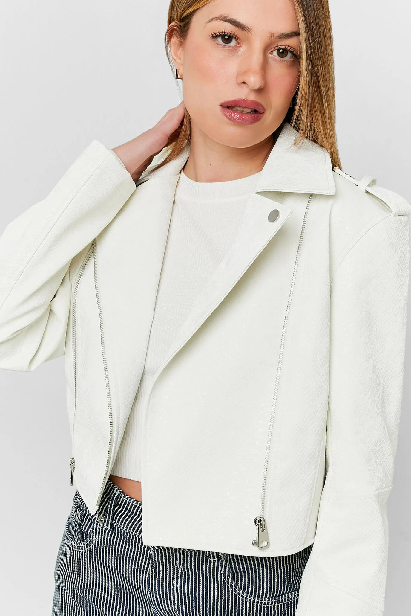 Жіноча біла косуха 2