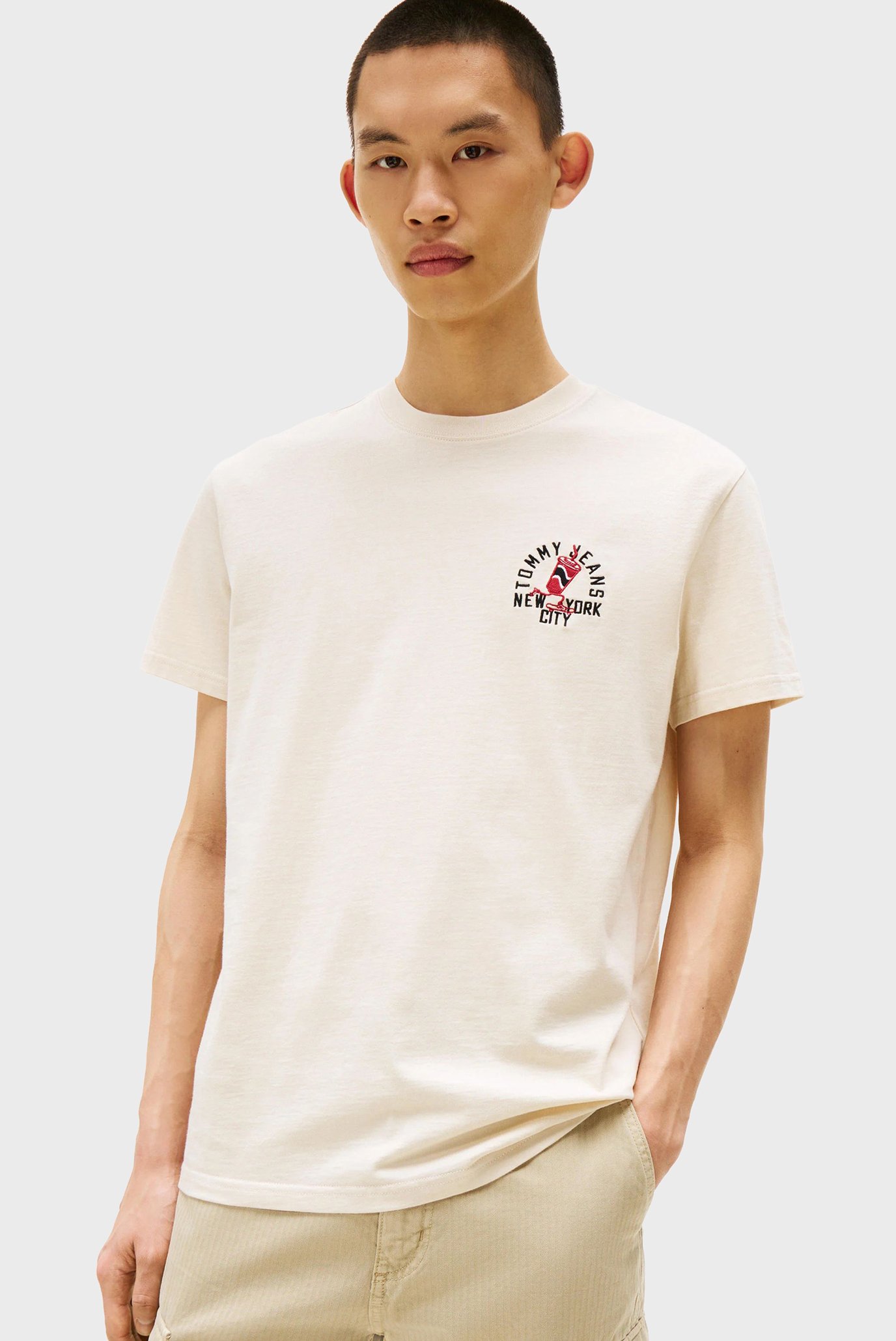 Мужская белая футболка REG SMALL MOTIF Белый XL Tommy Jeans DM0DM21586 Мужская белая футболка REG SMALL MOTIF Белый XL Tommy Jeans DM0DM21586