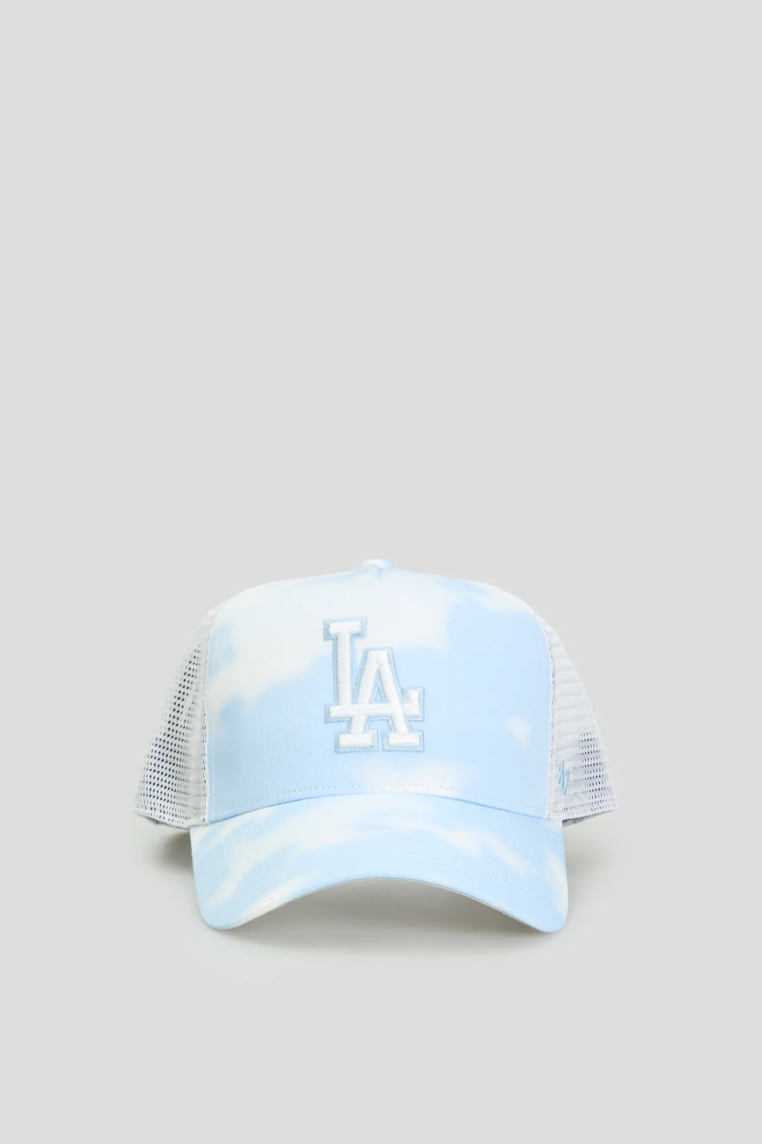 Біла кепка з візерунком 1