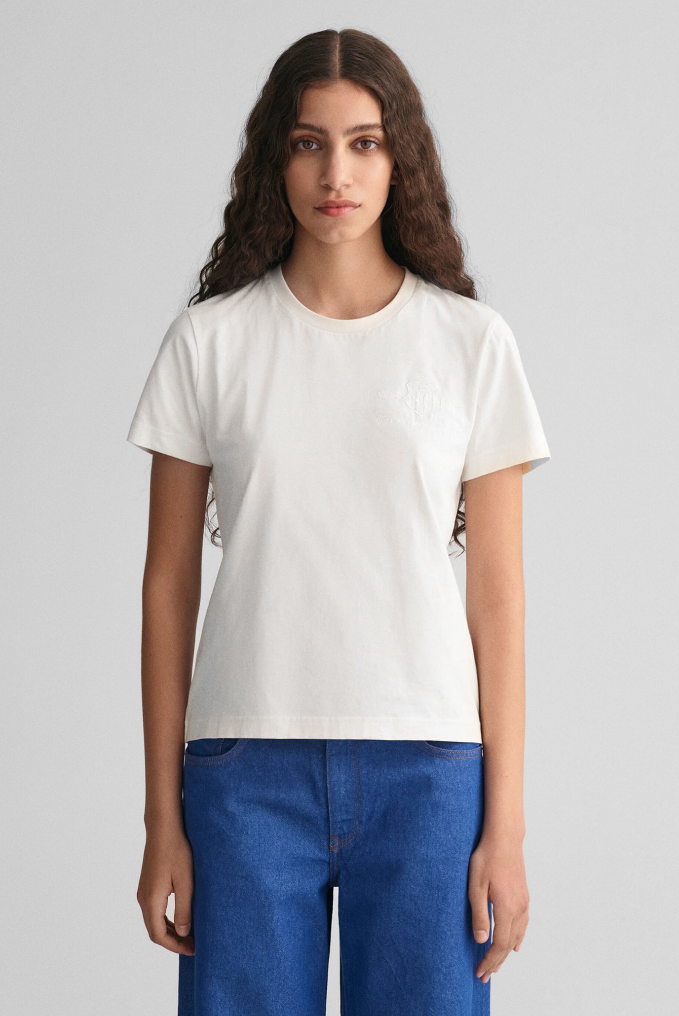 Женская белая футболка REG TONAL SHIELD SS 1