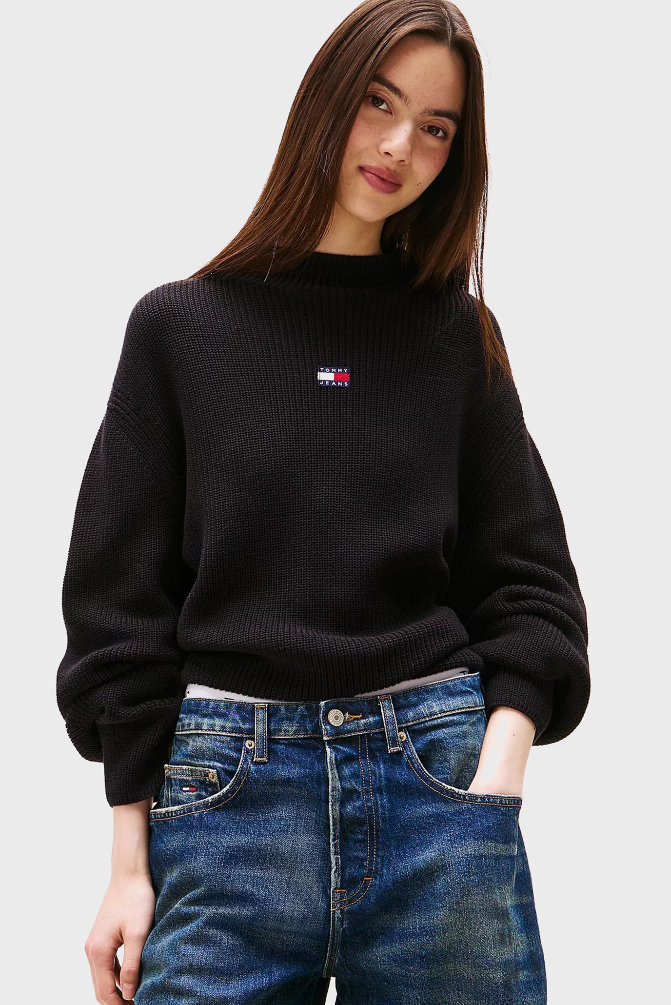 Женский черный свитер MOCKNECK BADGE SWEATER Черный M Tommy Jeans DW0DW21676 Женский черный свитер MOCKNECK BADGE SWEATER Черный M Tommy Jeans DW0DW21676