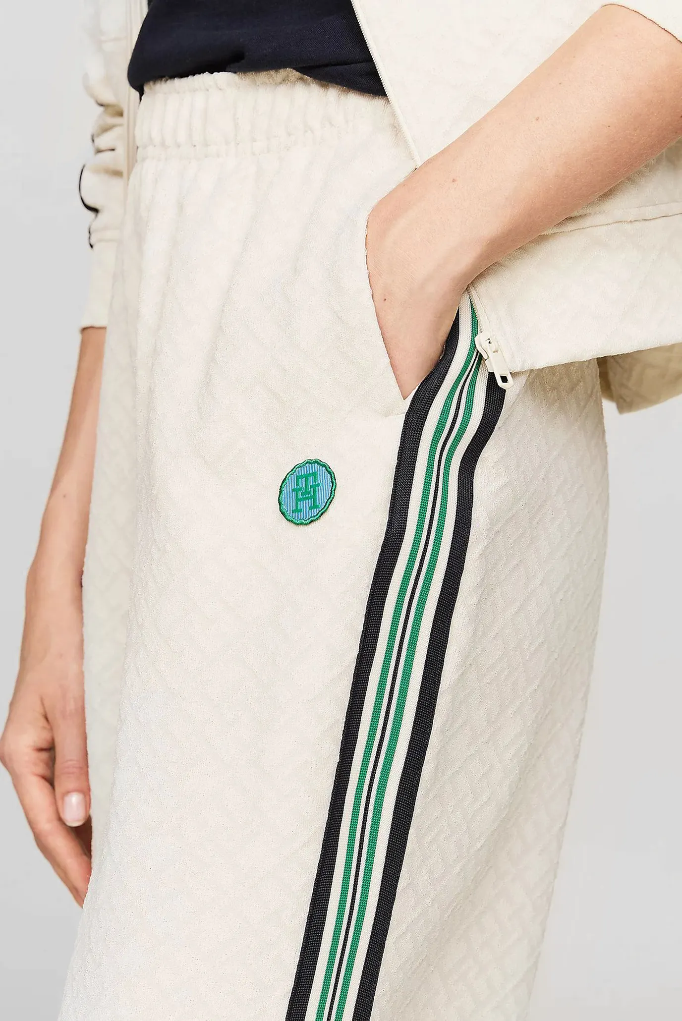 Жіночі білі спортивні штани з візерунком AMD TAPE RELAXED 4