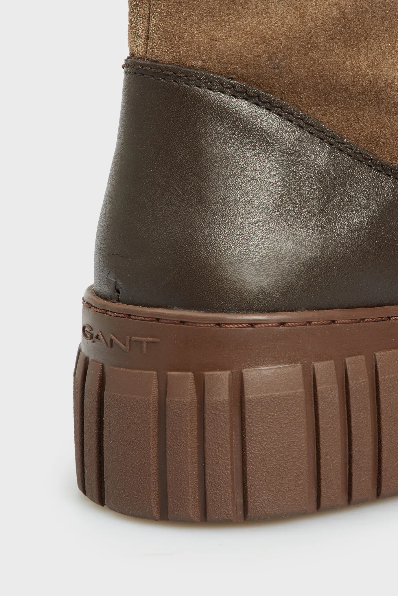 Жіночі коричневі замшеві напівчоботи Snowmont 2