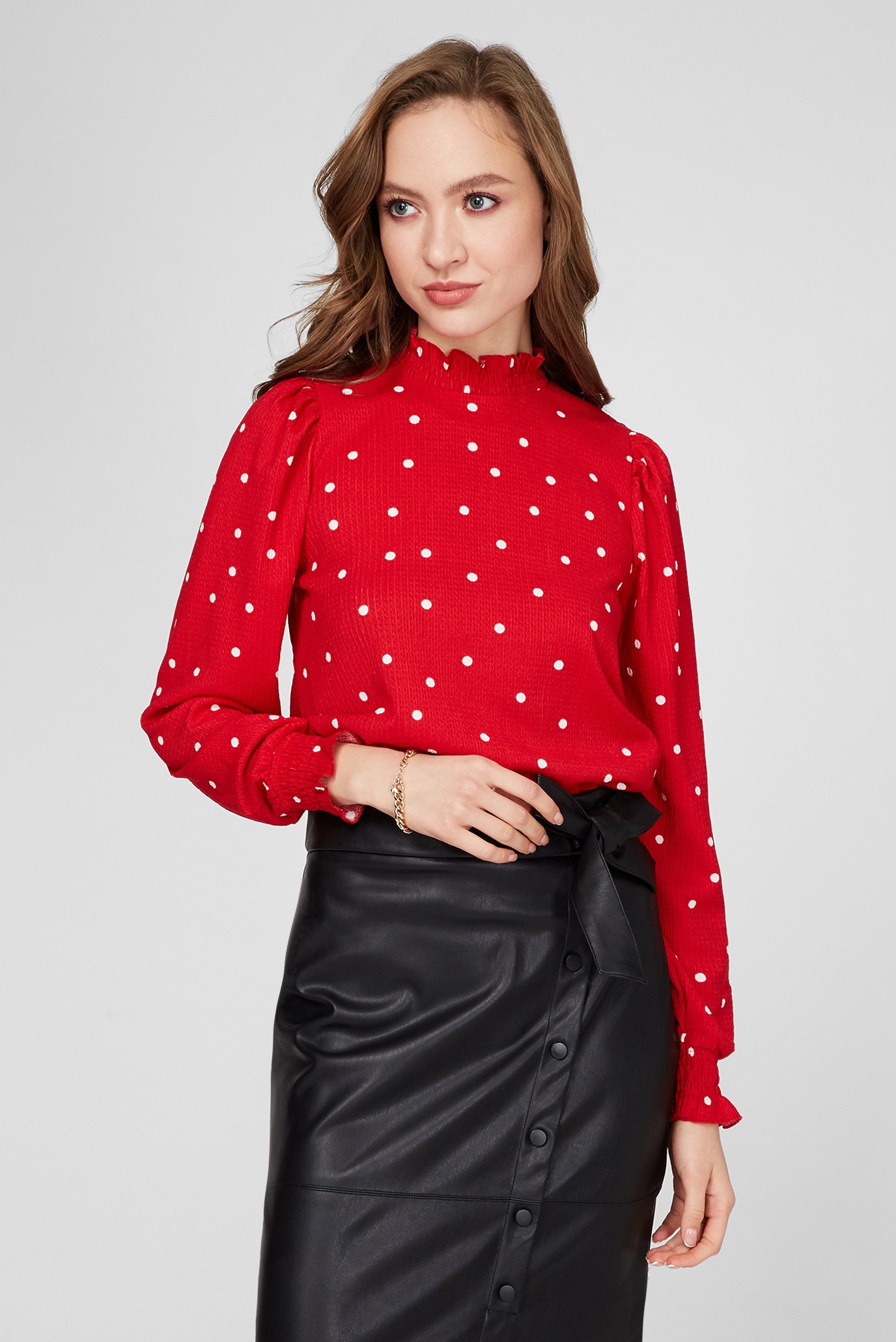 Женская красная блуза в горошек 1