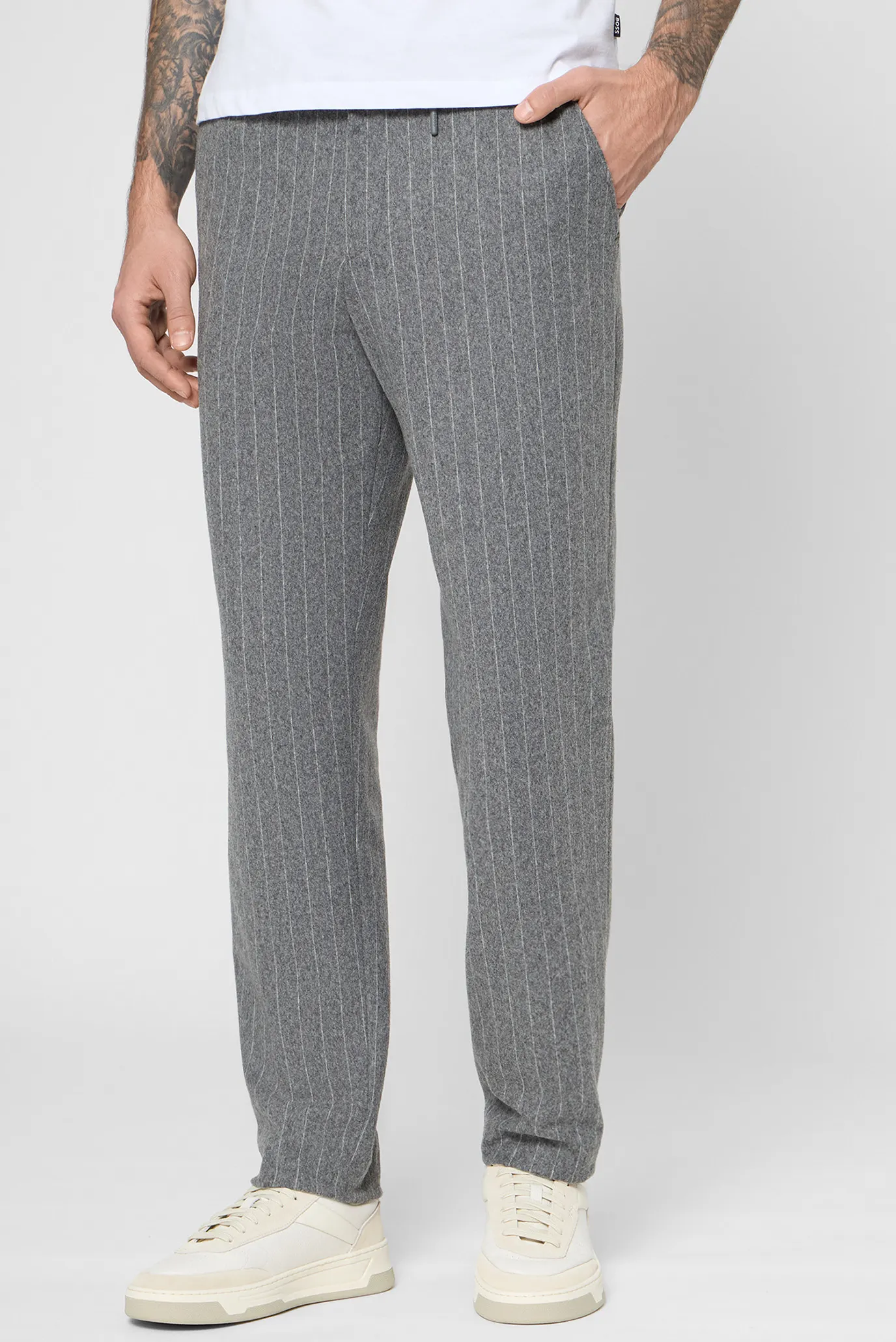 Мужские серые брюки в полоску 1