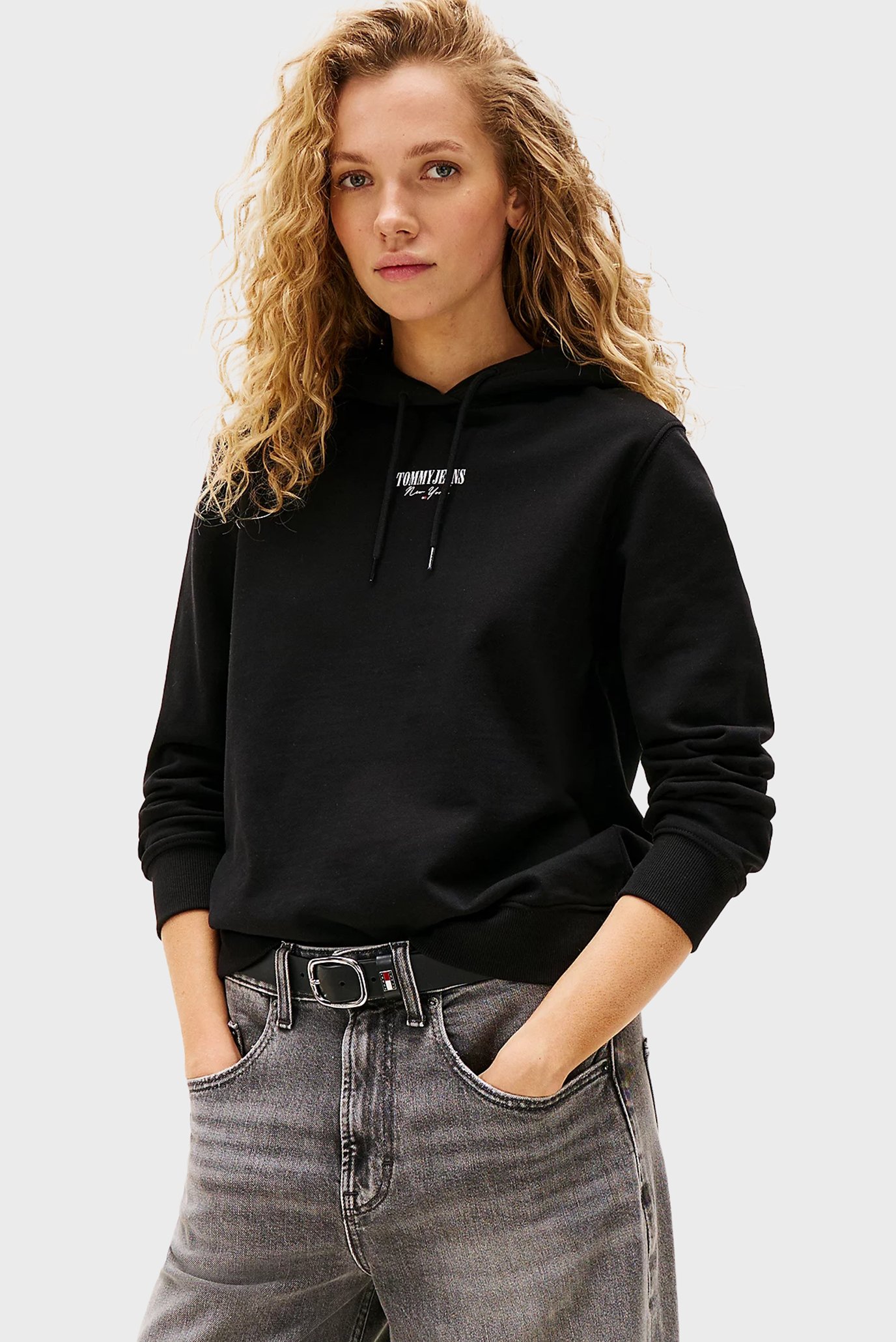 Женское черное худи REG ESS LOGO Черный M Tommy Jeans DW0DW20943 Женское черное худи REG ESS LOGO Черный M Tommy Jeans DW0DW20943