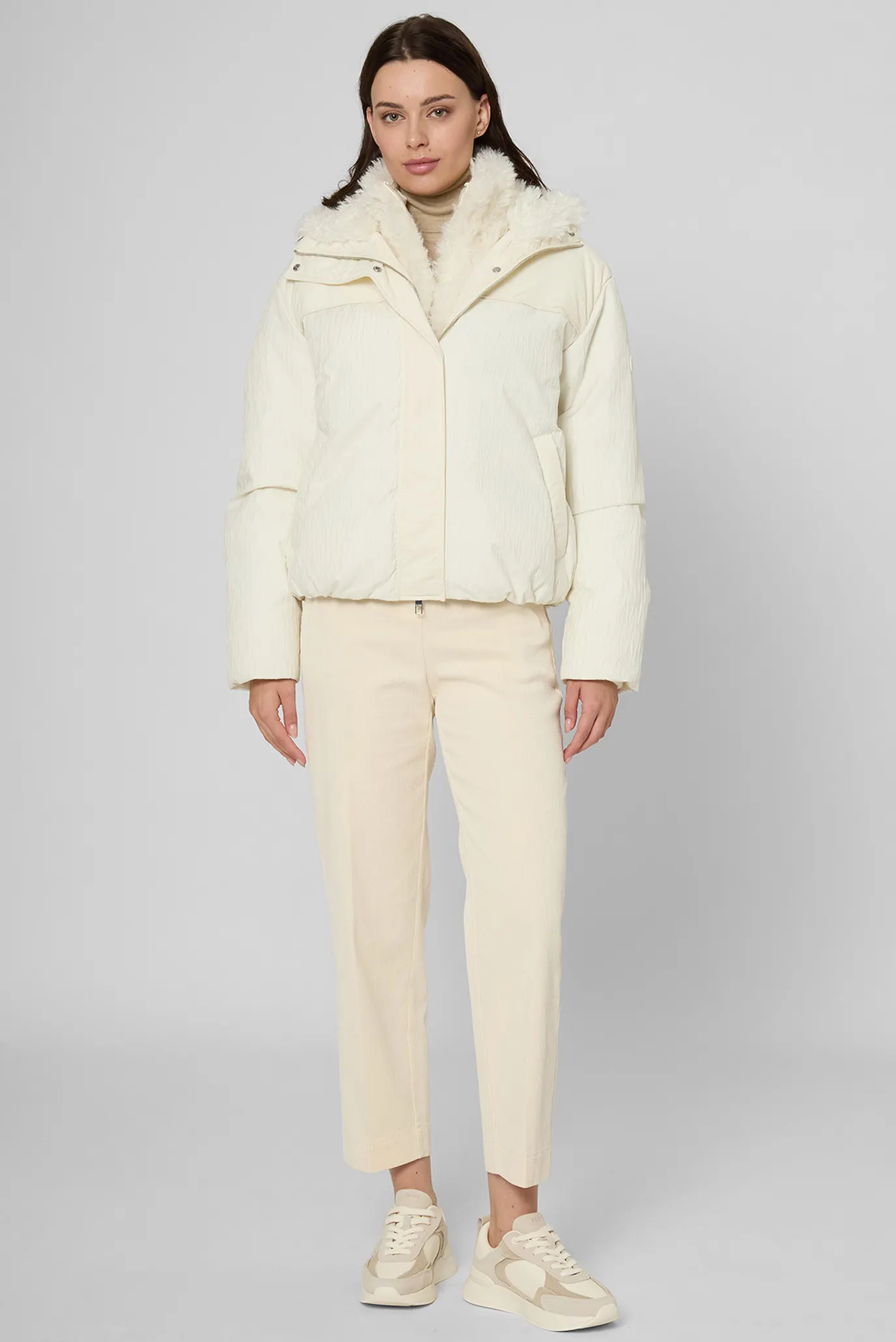 Жіноча біла куртка 2