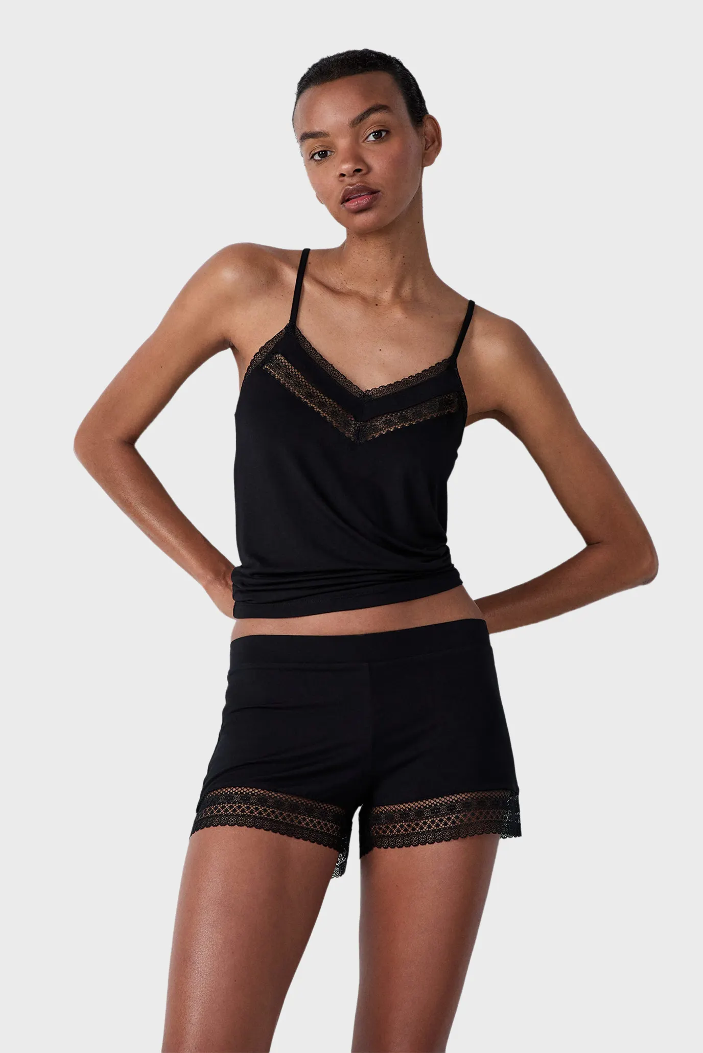 Жіночі чорні шорти ALBANE 1