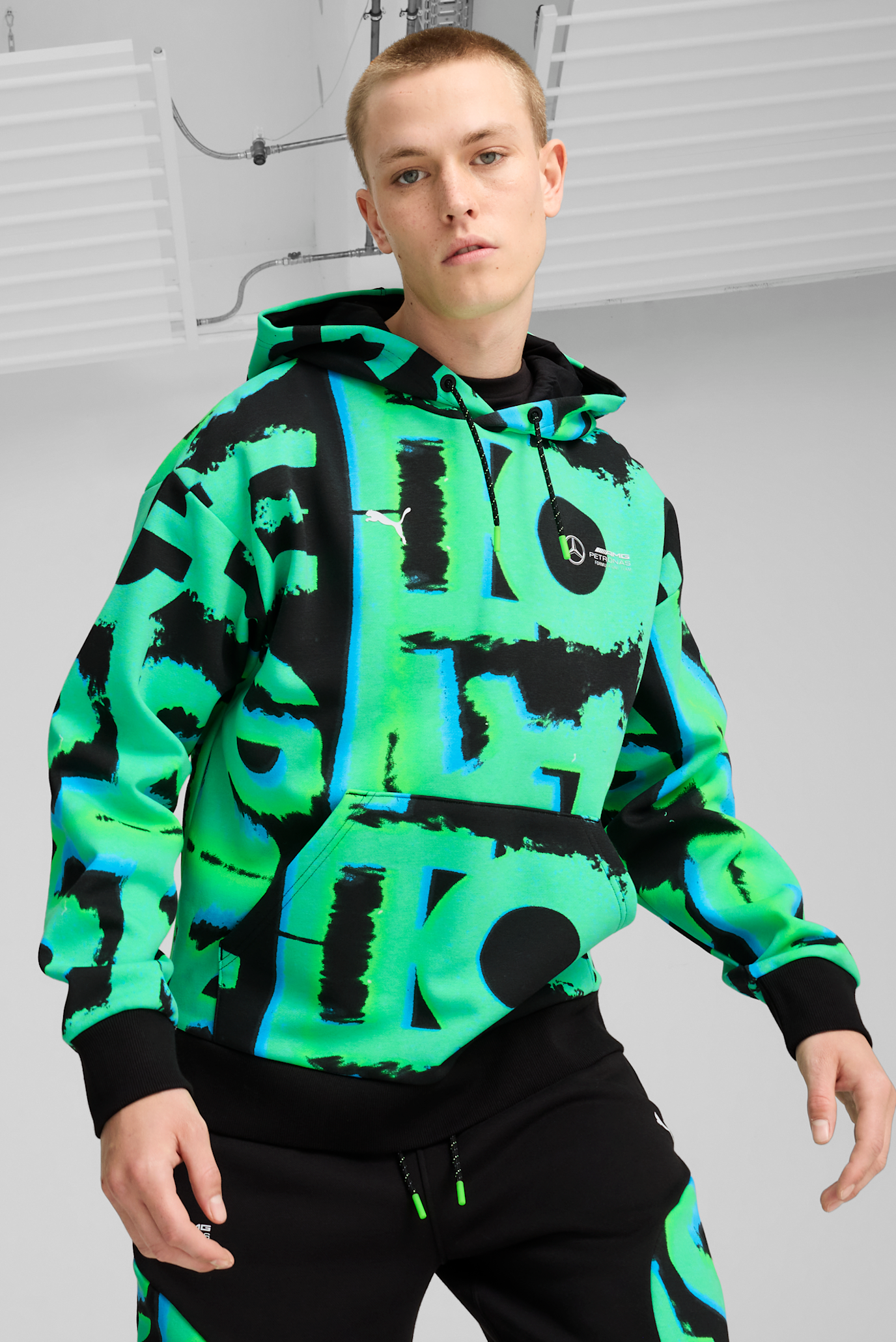 Чоловіче чорне худі з візерунком Mercedes-AMG Petronas F1® Neon Energy All-Over Print Hoodie Men 1