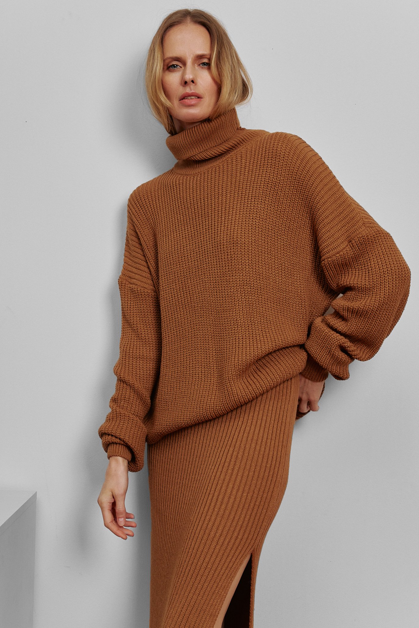 Жіночий коричневий светр 1