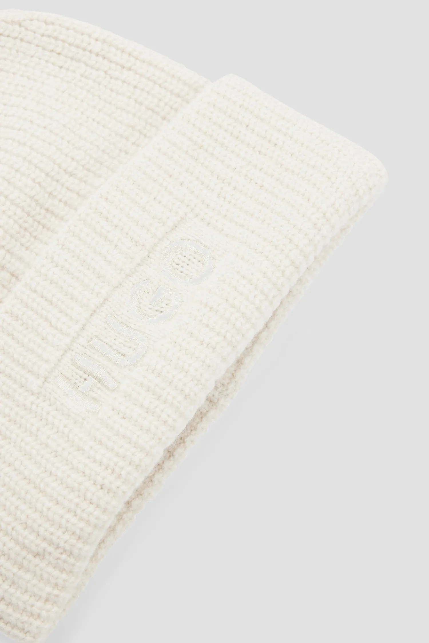 Жіноча біла шапка 3