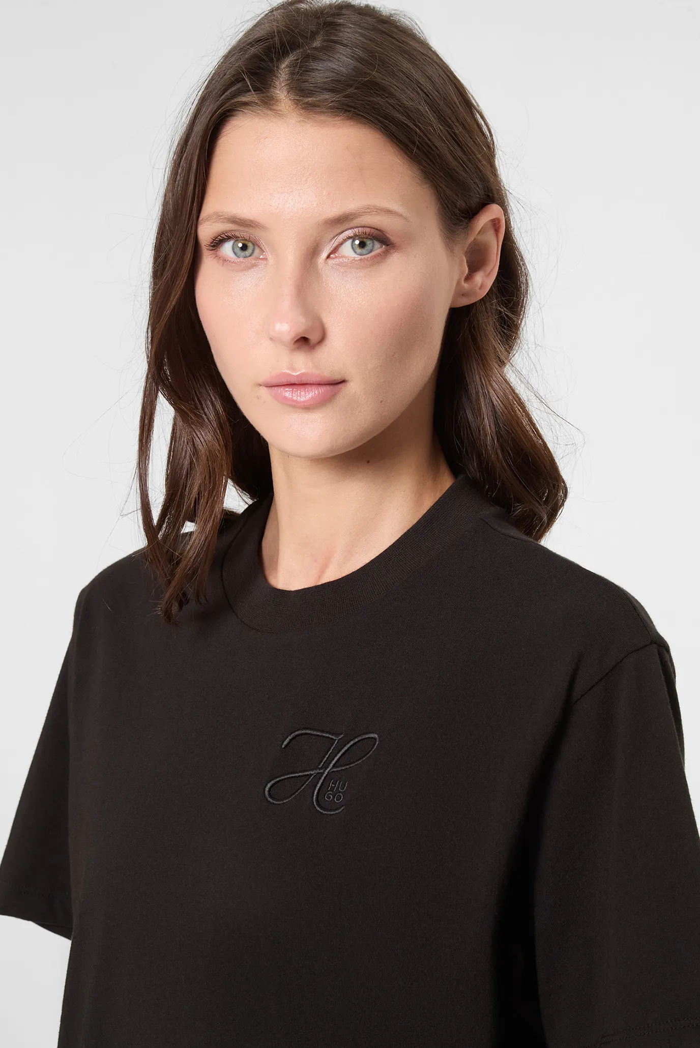 Женская черная футболка 2