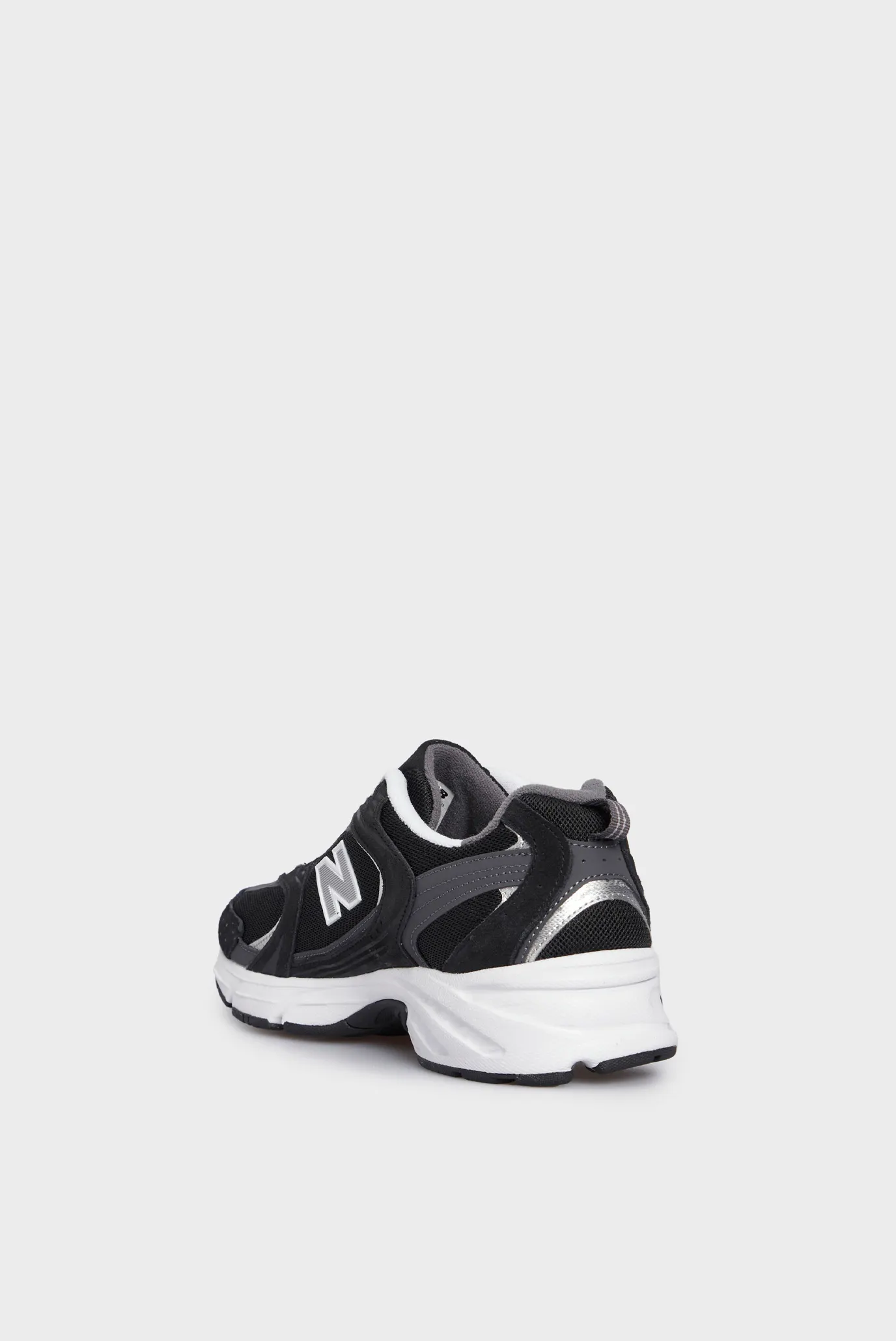 Черные кроссовки 530 5