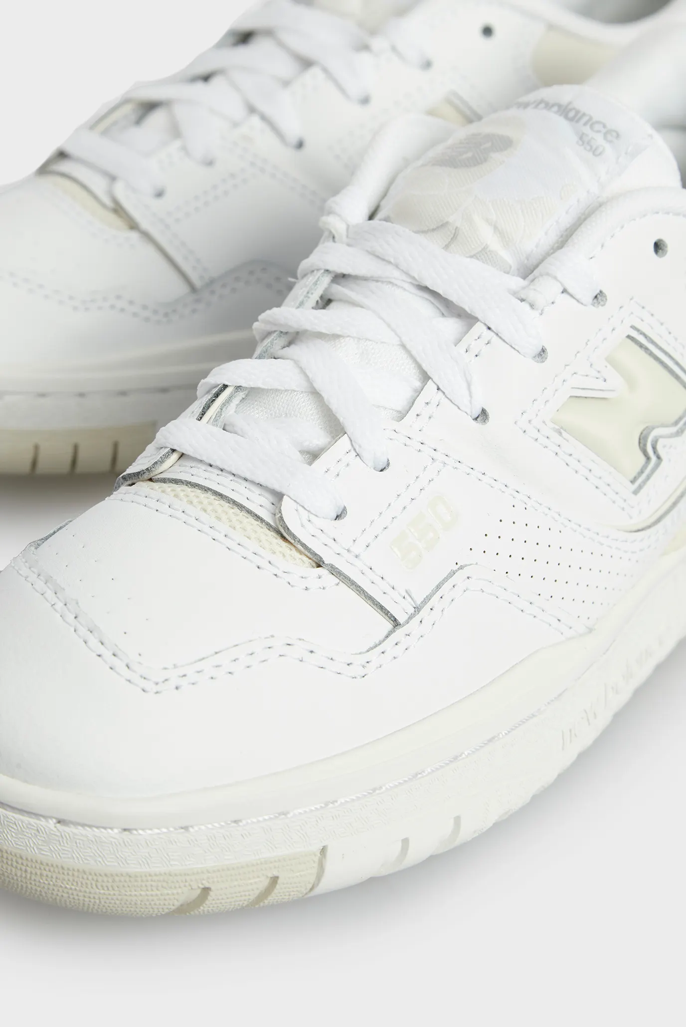 Детские белые кожаные кроссовки BB550 Grade School 2