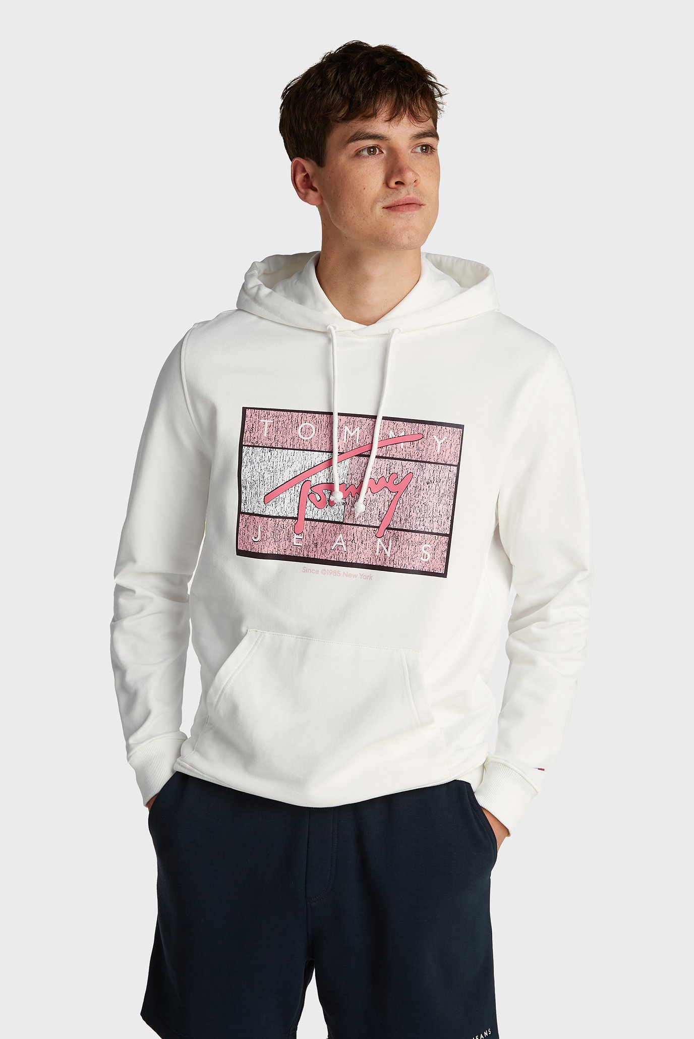 Мужское белое худи TJM REG DNA FLAG TWIST HOOD EXT Белый L Tommy Jeans DM0DM21100 Мужское белое худи TJM REG DNA FLAG TWIST HOOD EXT Белый L Tommy Jeans DM0DM21100
