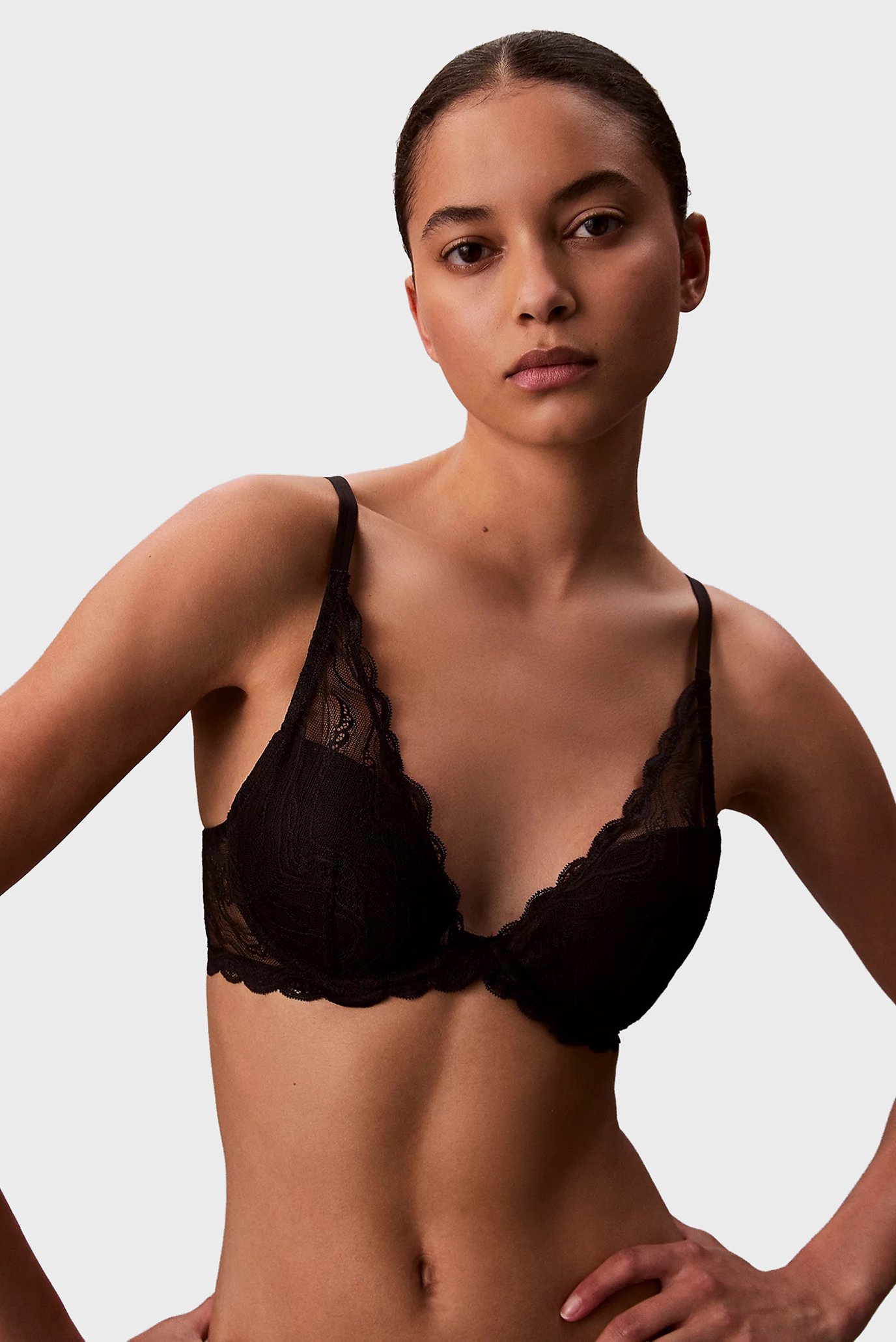 Женский черный бюстгальтер LIGHTLY LINED PLUNGE Черный 34A Calvin Klein 000QF8121E Женский черный бюстгальтер LIGHTLY LINED PLUNGE Черный 34A Calvin Klein 000QF8121E