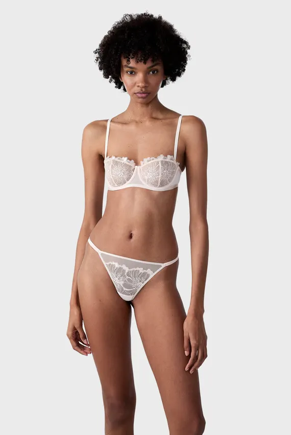 Сатин трусикидегі әйел фото