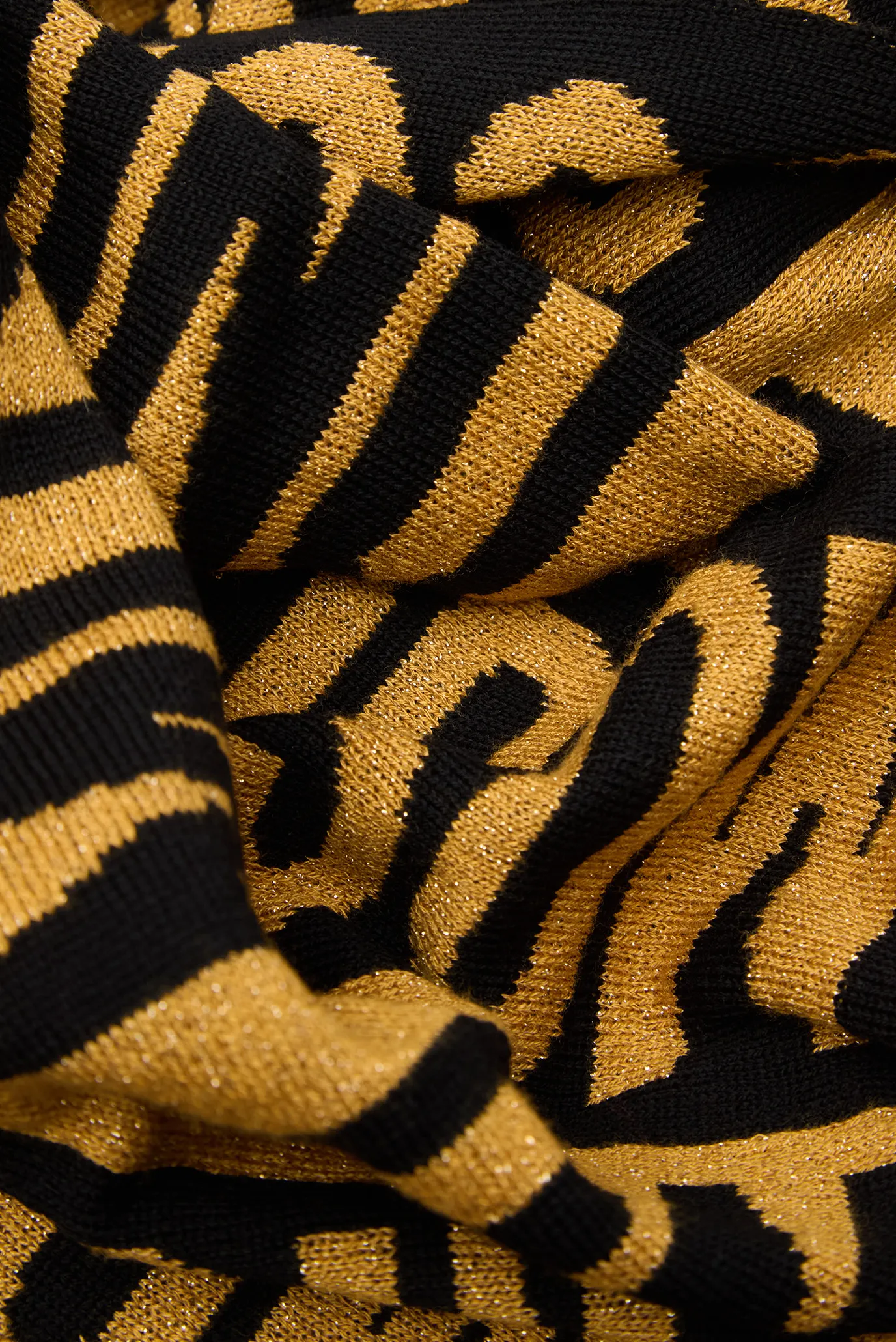 Жіночий вовняний шарф з візерунком 2