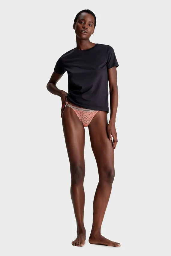 розовые трусики видно