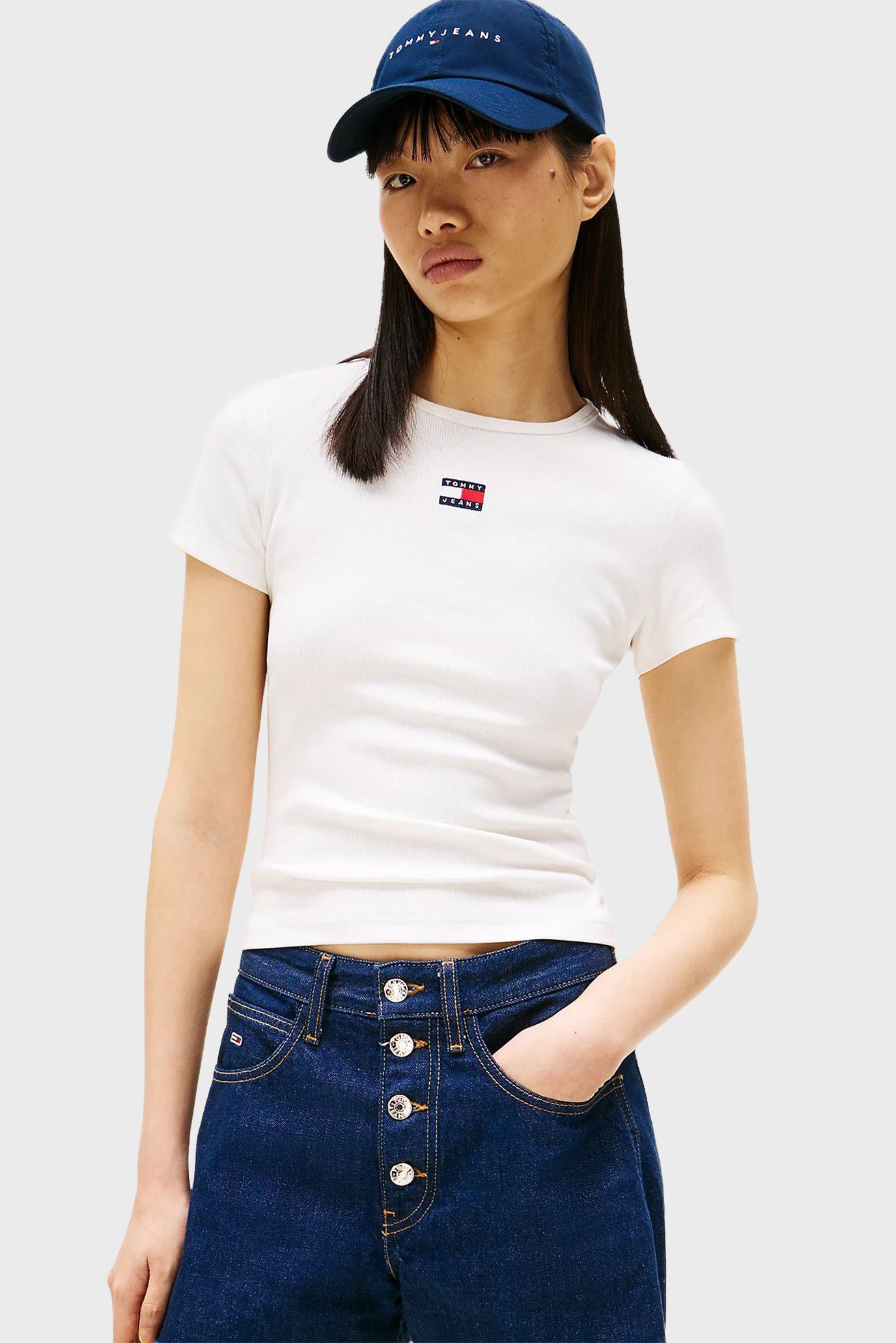 Женская белая футболка SLIM BADGE Белый S Tommy Jeans DW0DW17881 Женская белая футболка SLIM BADGE Белый S Tommy Jeans DW0DW17881
