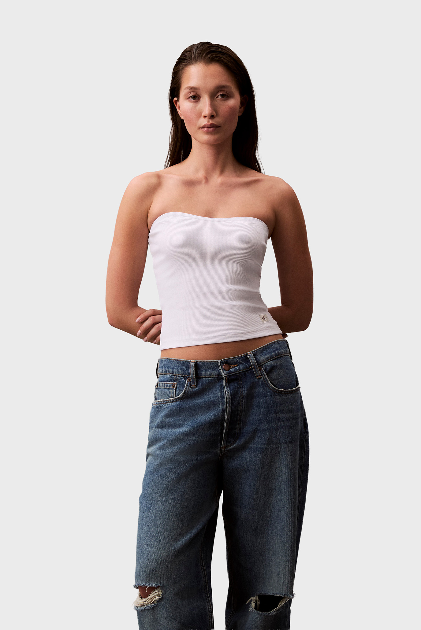 Женский белый топ SLEEVELESS Белый M Calvin Klein Jeans J20J225310 Женский белый топ SLEEVELESS Белый M Calvin Klein Jeans J20J225310
