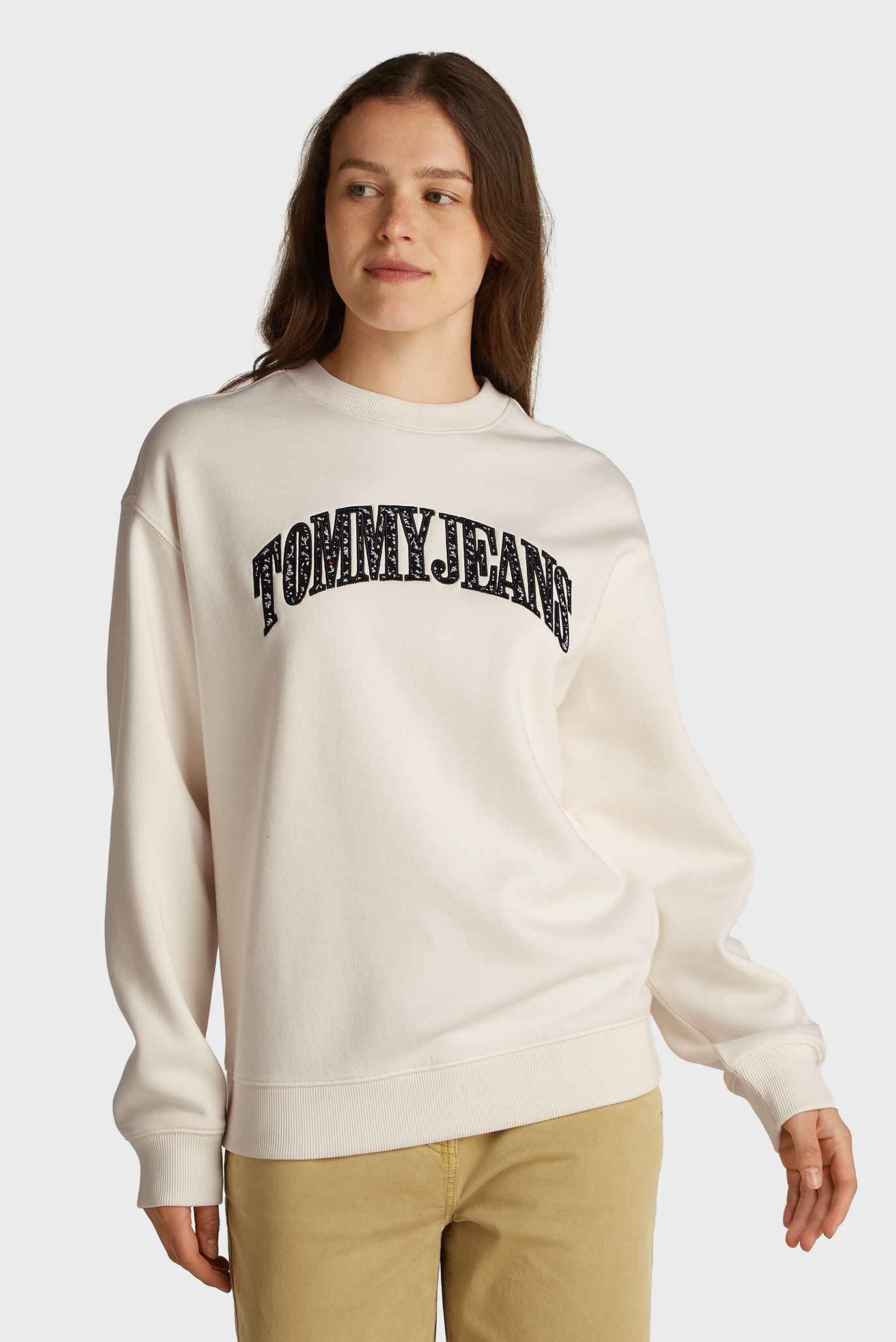 Женский белый свитшот TJW RLX FLORAL VARSITY CREW Белый XS Tommy Jeans DW0DW20172 Женский белый свитшот TJW RLX FLORAL VARSITY CREW Белый XS Tommy Jeans DW0DW20172