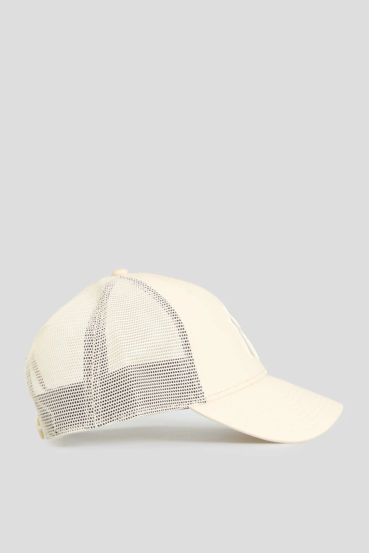Біла кепка 3