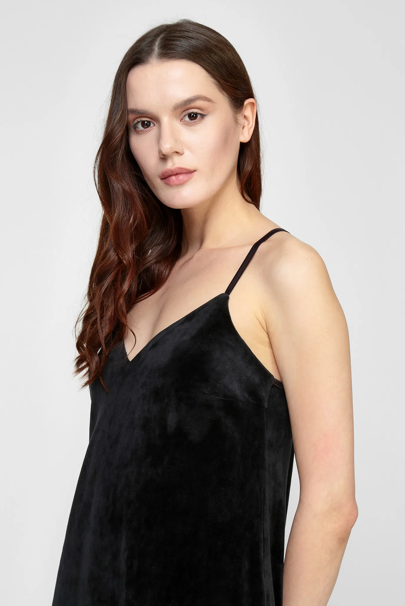 Женская черная велюровая ночная рубашка 4