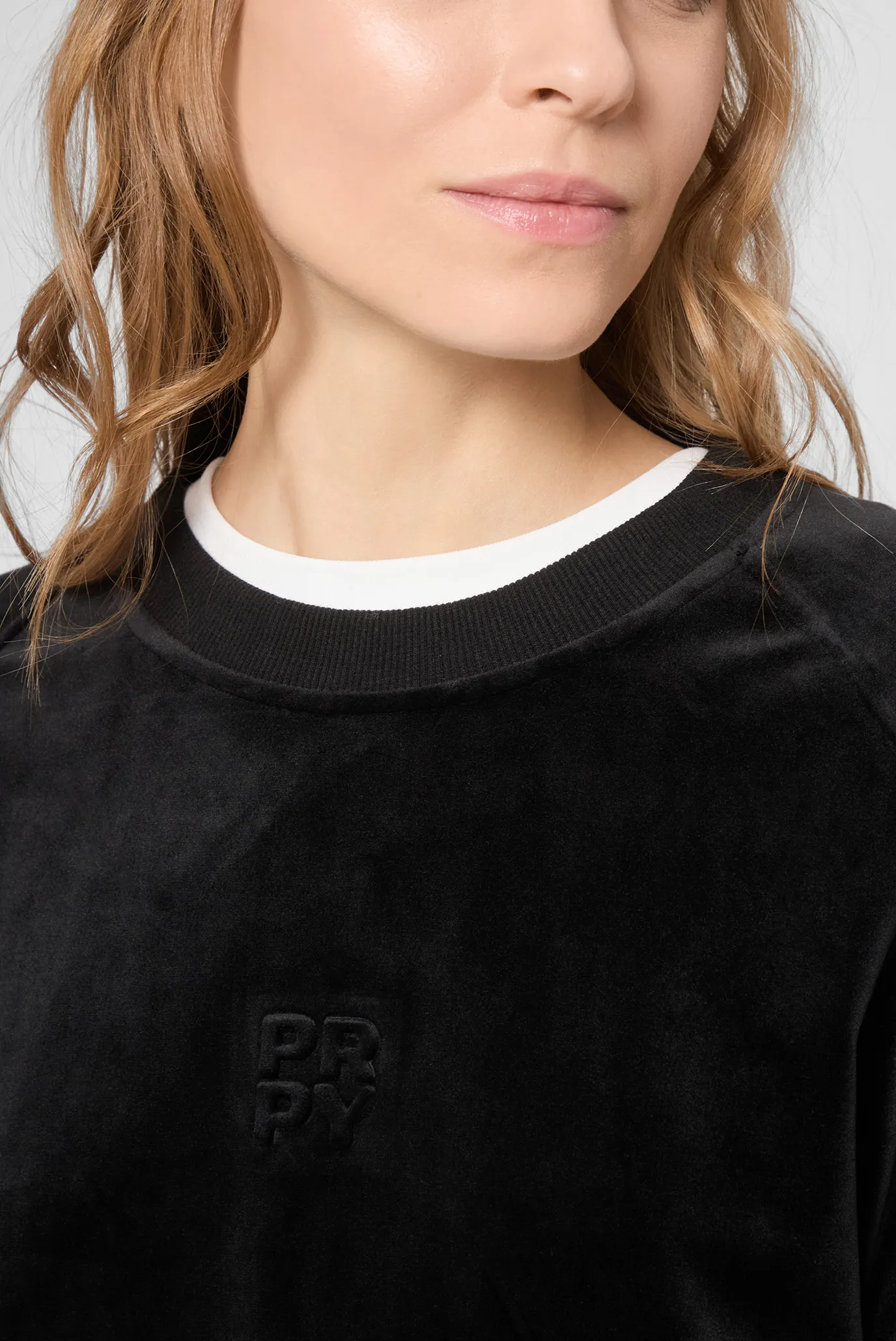 Жіночий чорний велюровий світшот 5