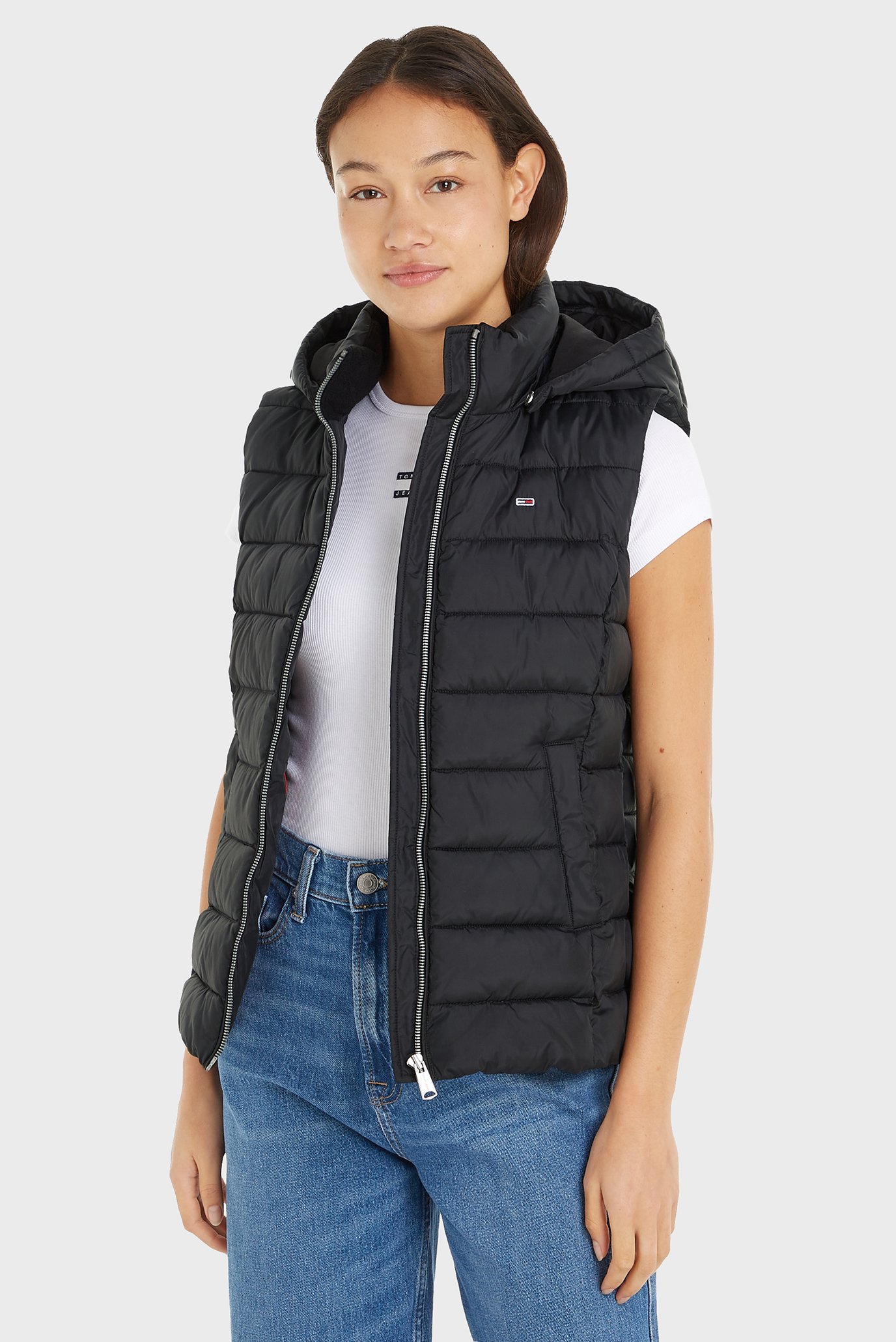 Женский черный жилет TJW BASIC HOODED VEST Черный XS Tommy Jeans DW0DW18310 Женский черный жилет TJW BASIC HOODED VEST Черный XS Tommy Jeans DW0DW18310