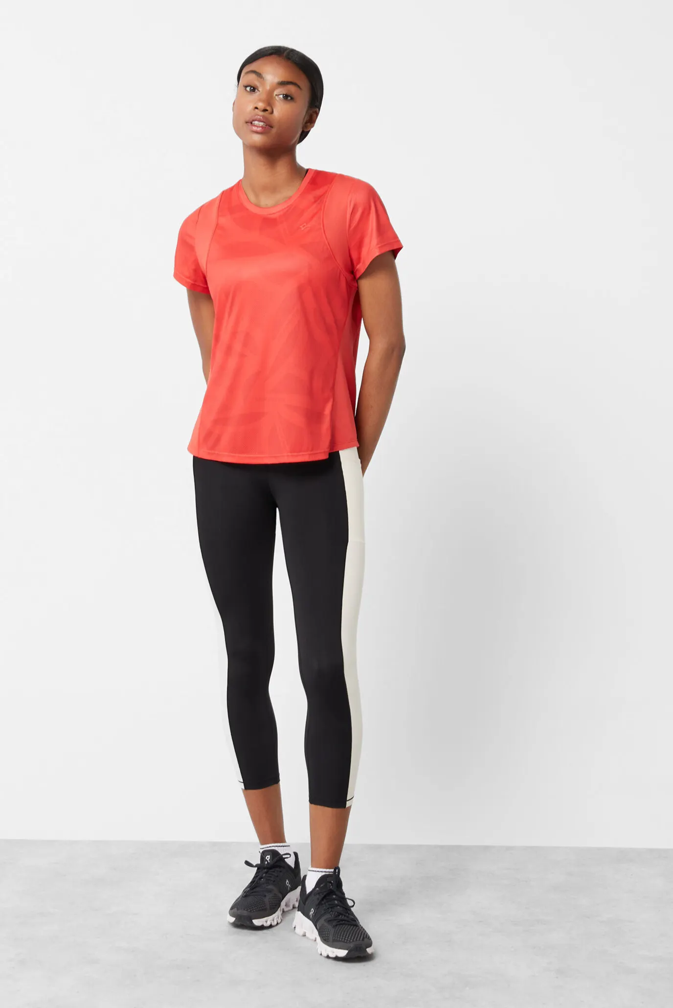 Жіноча червона футболка 2