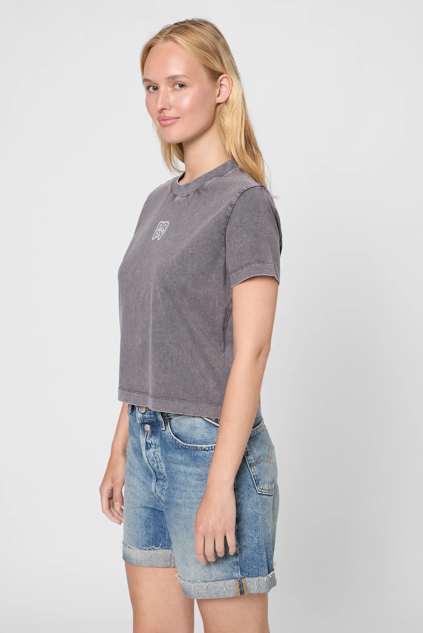 Жіноча сіра футболка 3