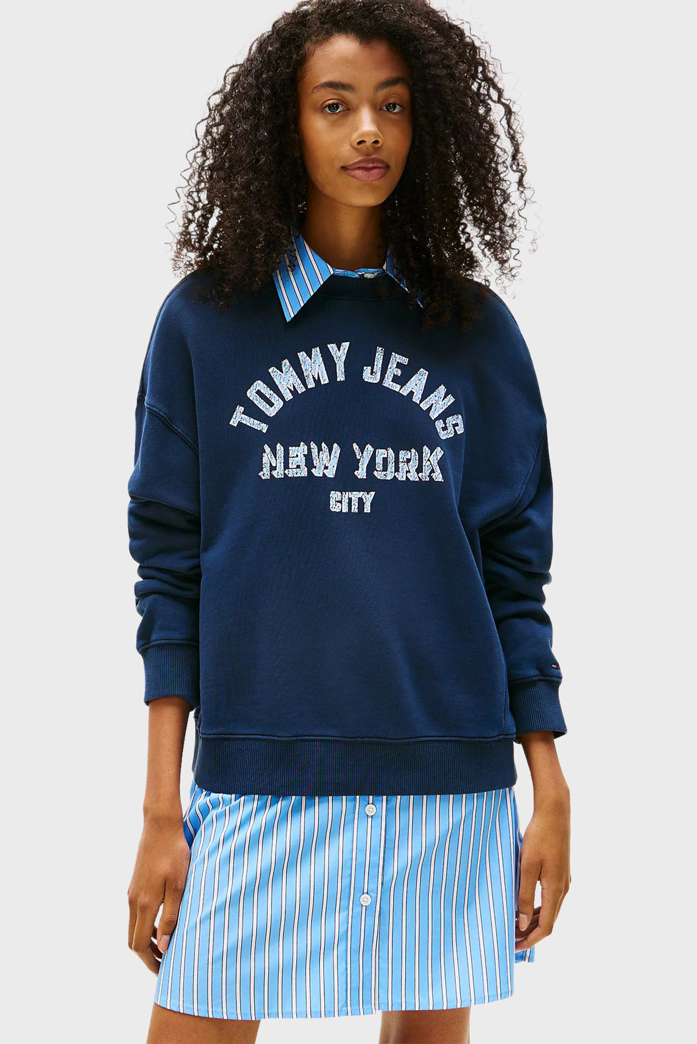 Женский темно-синий свитшот VARSITY OVERDYE Синий XS Tommy Jeans DW0DW21202 Женский темно-синий свитшот VARSITY OVERDYE Синий XS Tommy Jeans DW0DW21202