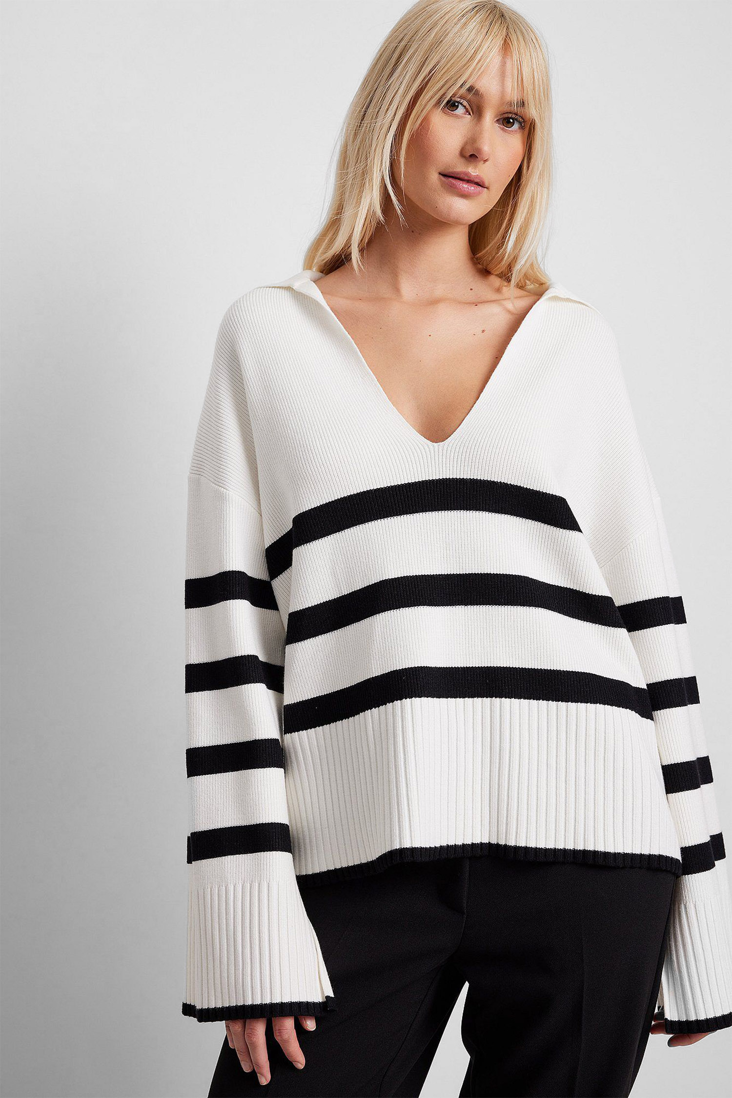 Жіночий білий пуловер у смужку 1