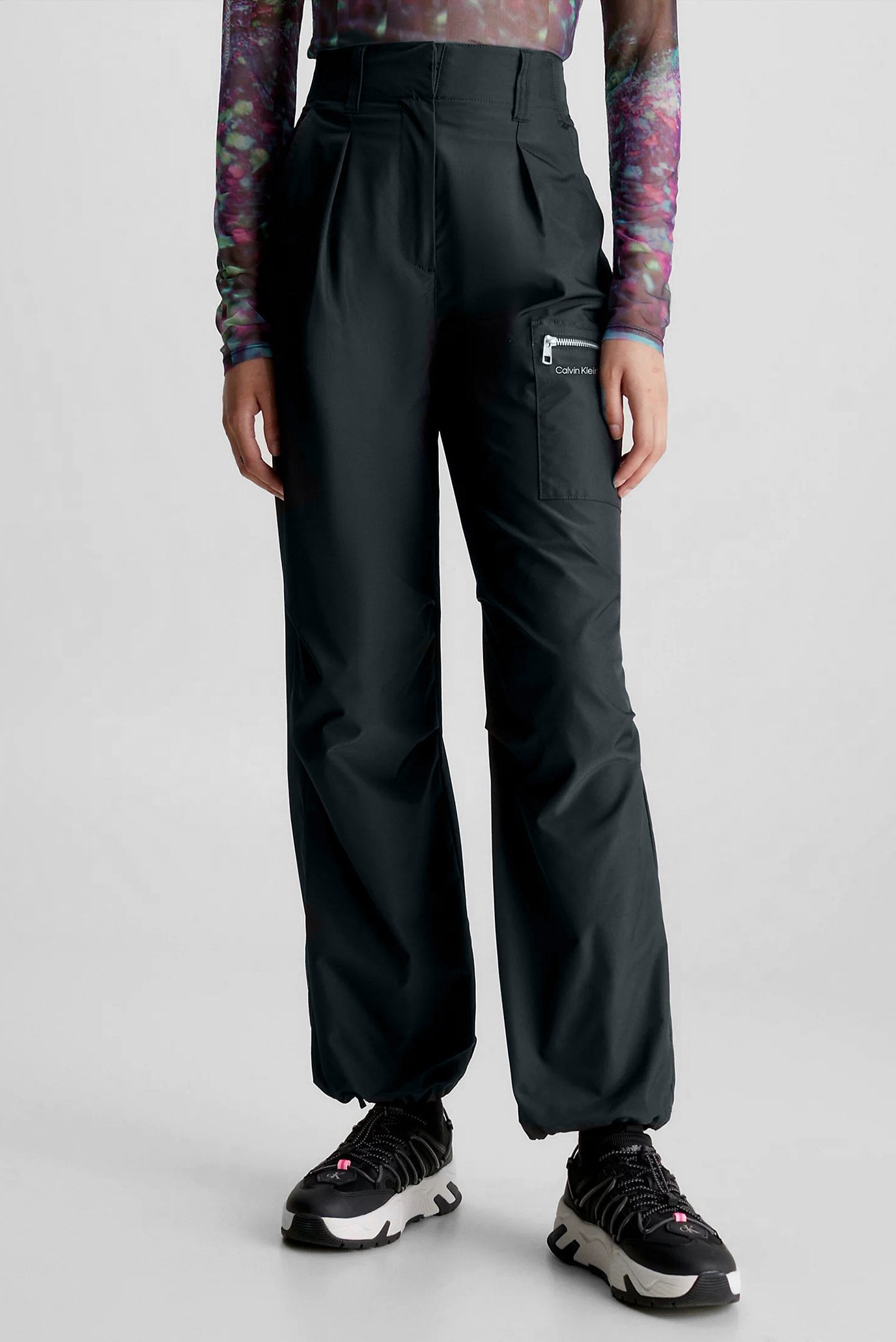 Женские черные джоггеры
TWO TONE PARACHUTE PANT 1