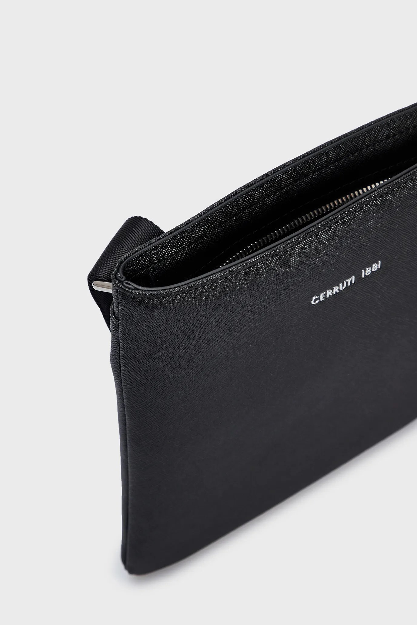 Чоловіча чорна шкіряна сумка IRAMA 4