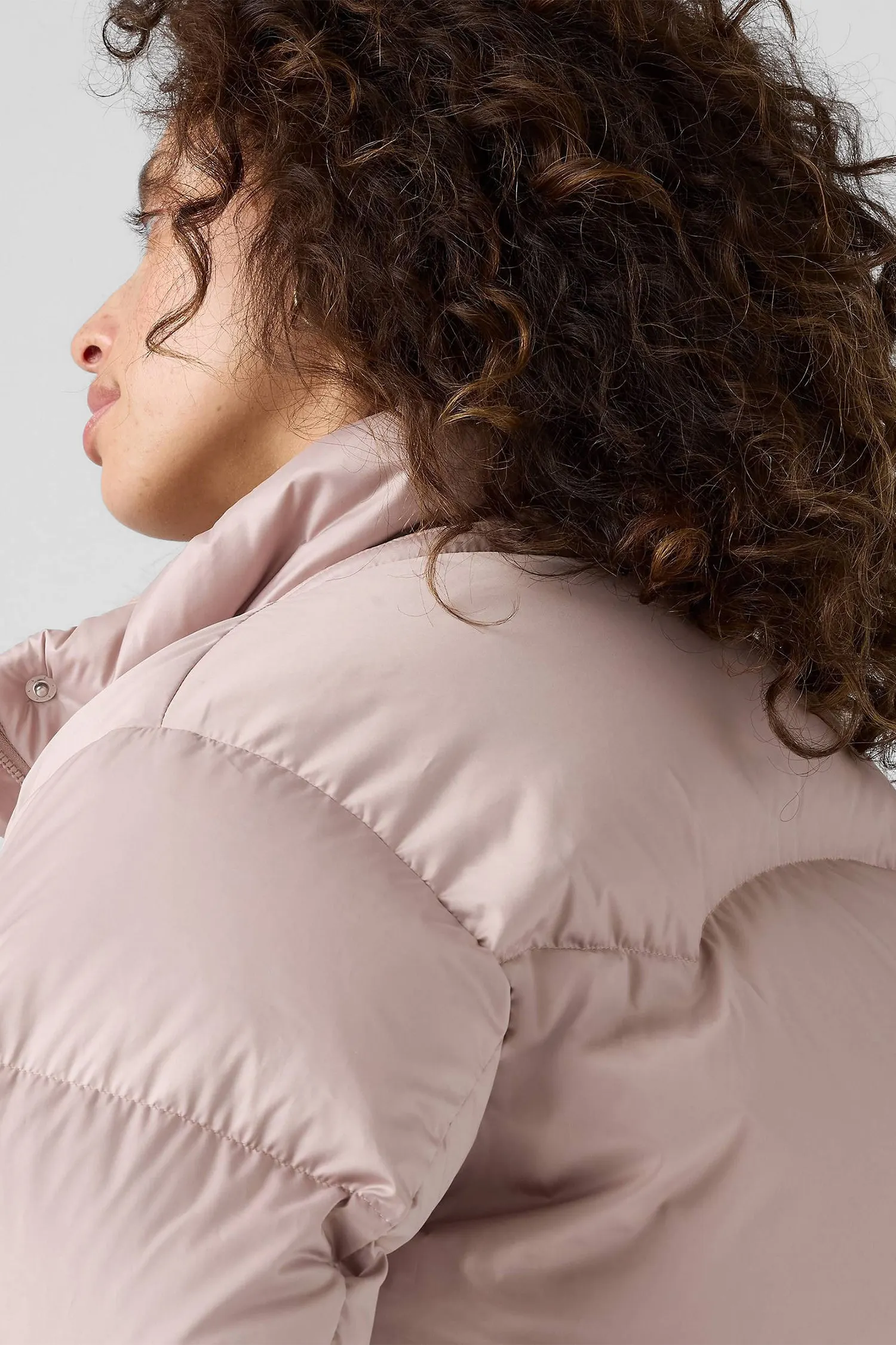 Жіночий пудровий пуховик 3