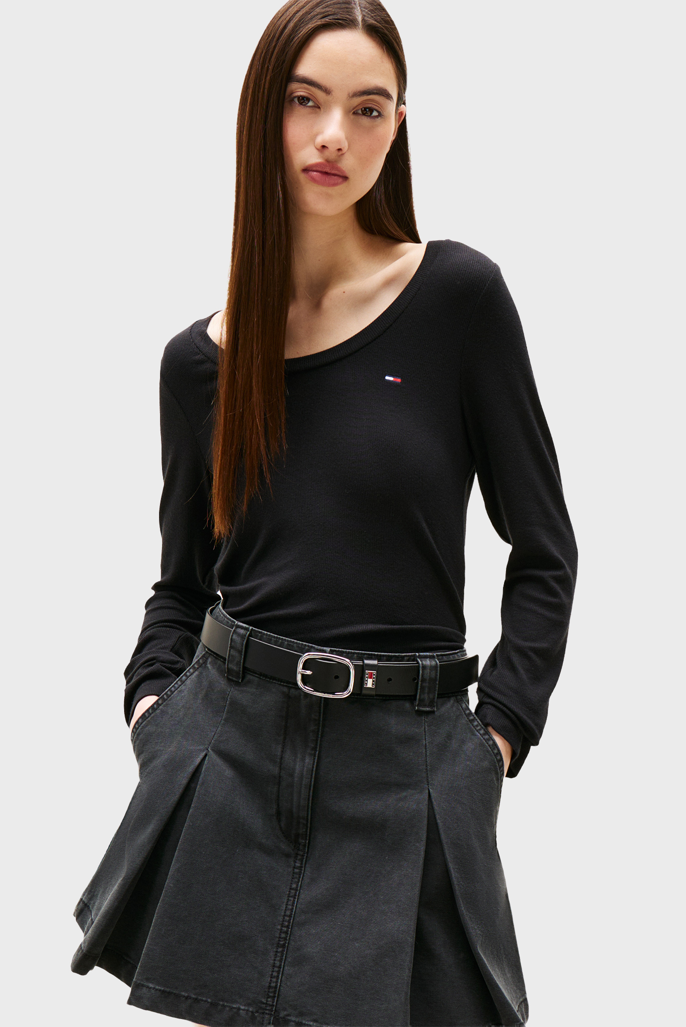Женский черный лонгслив SOFT ESSENTIAL Черный L Tommy Jeans DW0DW20921 Женский черный лонгслив SOFT ESSENTIAL Черный L Tommy Jeans DW0DW20921