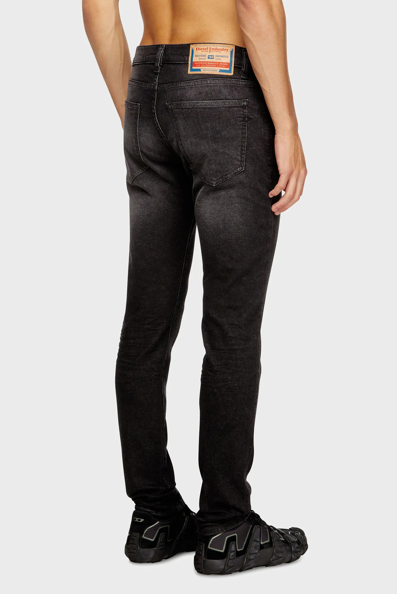 Мужские темно-серые джинсы  2019 D-STRUKT 2