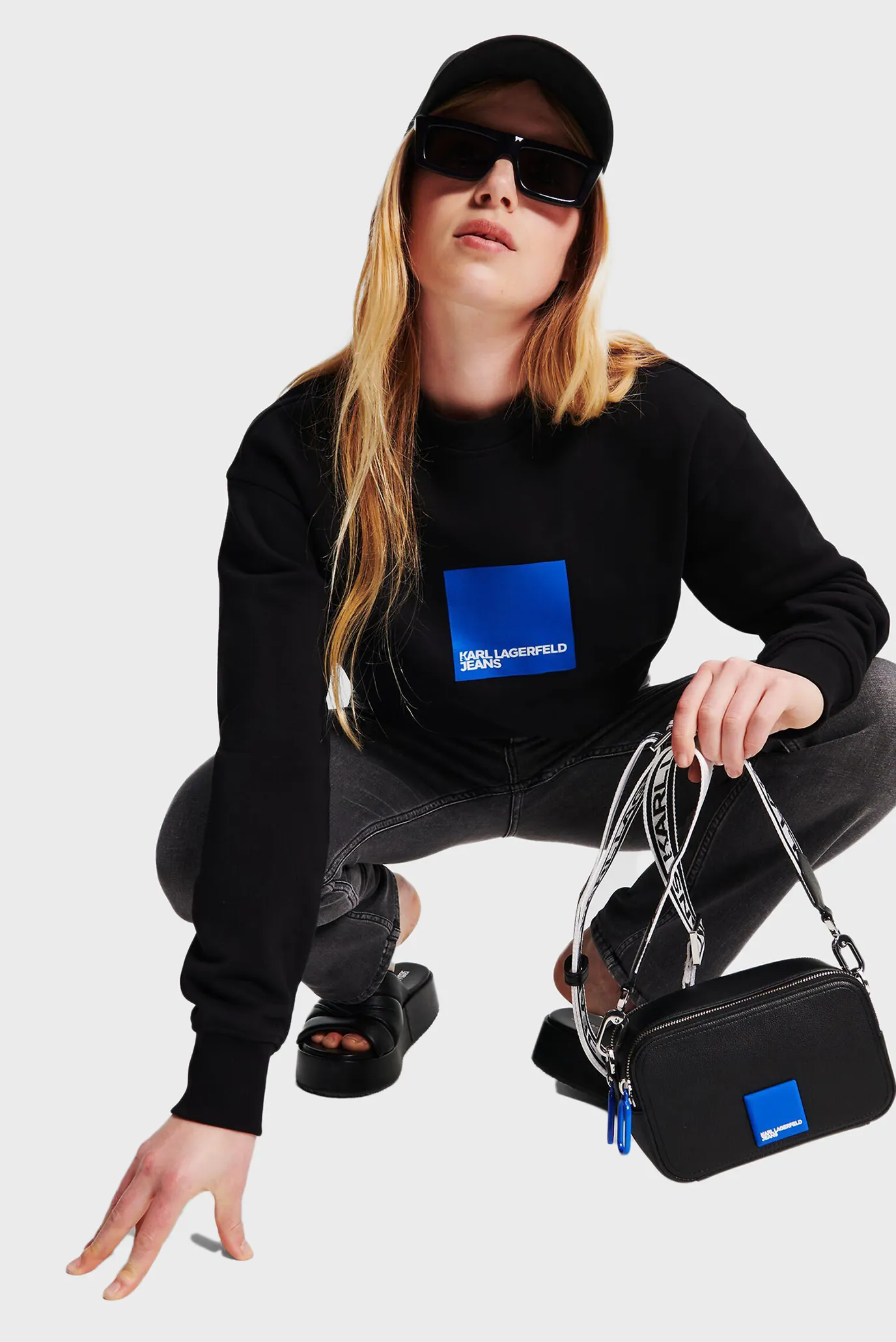 Женский черный свитшот 4