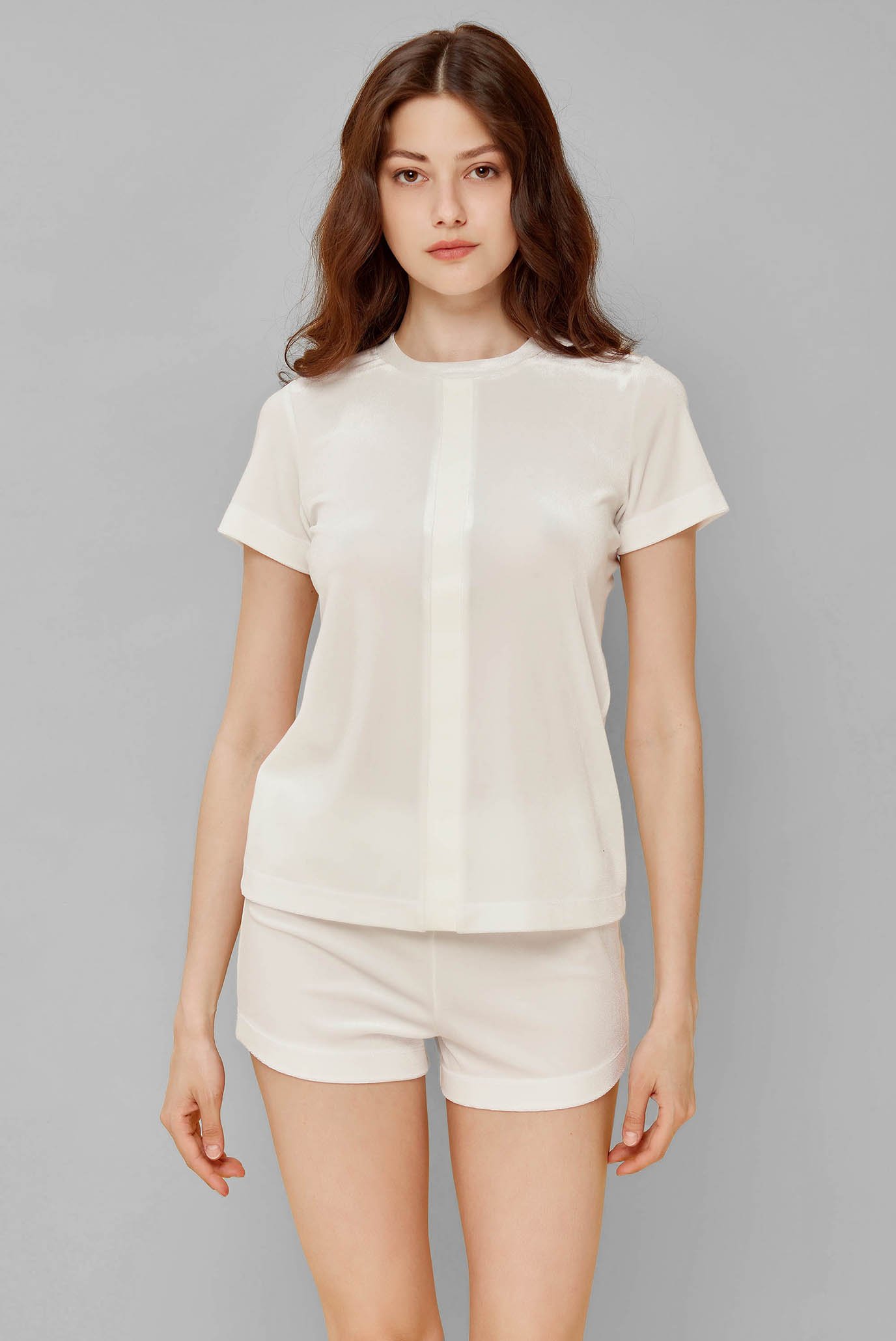 Жіночий білий велюровий костюм (футболка, шорти) 1