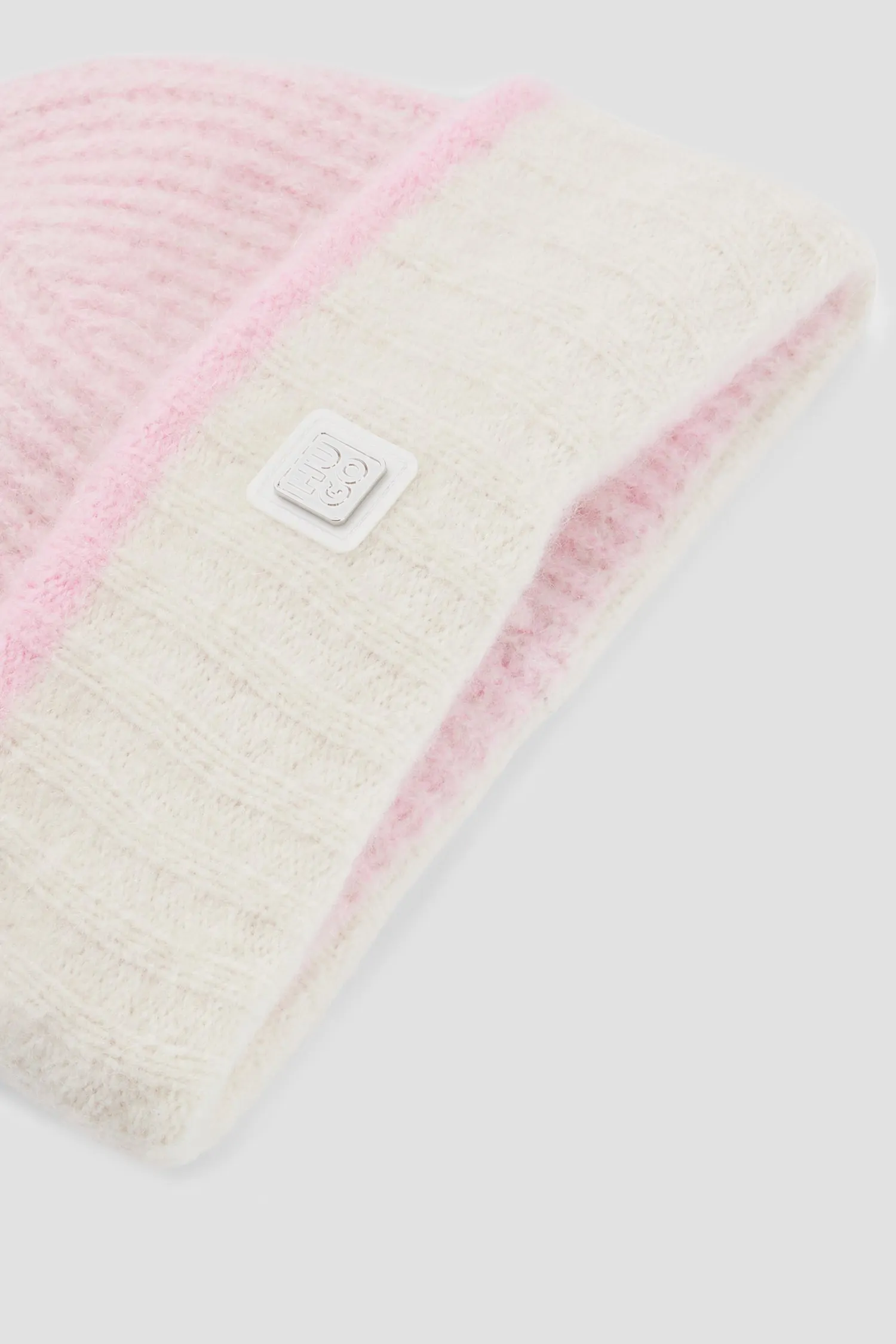 Женская розовая шапка 3