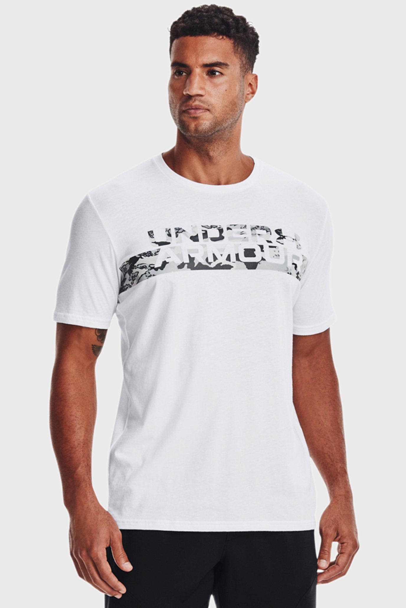 Мужская белая футболка UA CAMO CHEST STRIPE SS 1