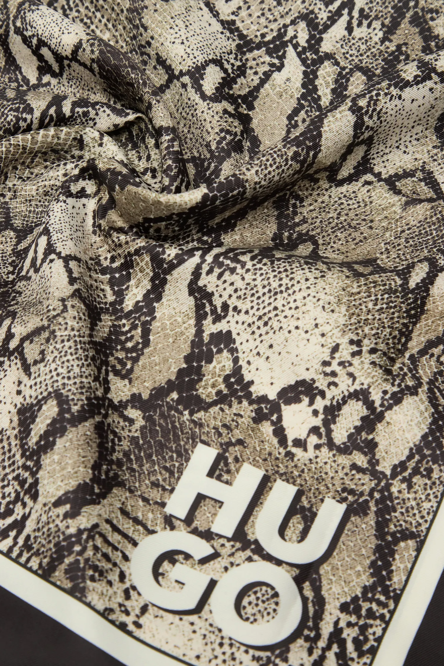 Жіноча хустка з візерунком 3